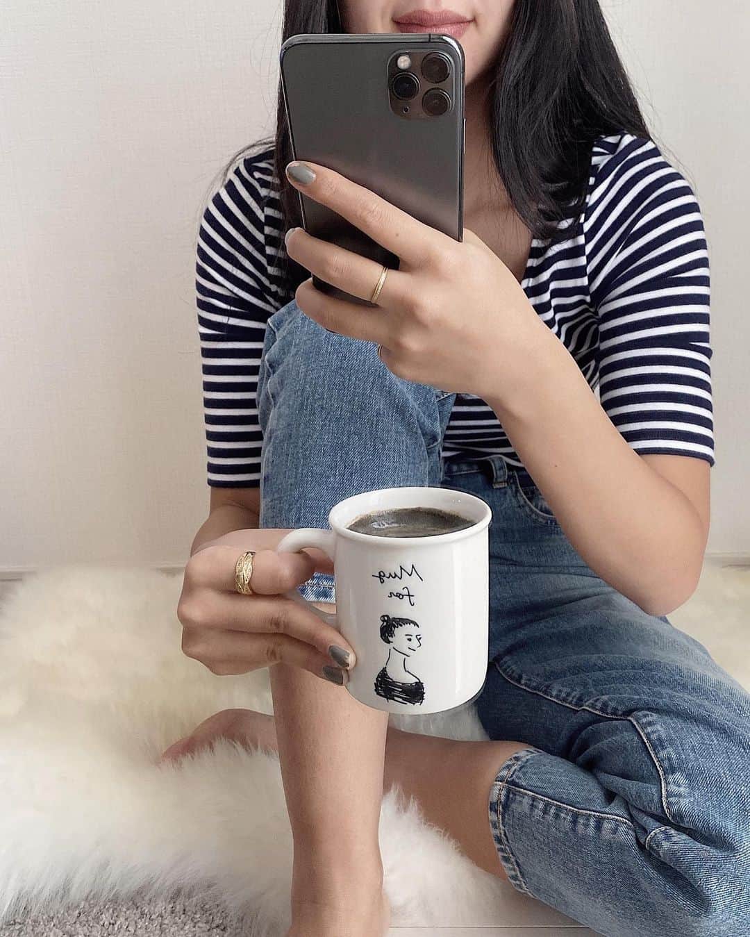 鈴木詩織さんのインスタグラム写真 - (鈴木詩織Instagram)「朝のコーヒータイムはチャコールコーヒーに☕️ 好きすぎて朝以外も飲むんだけどね🤣笑 . @c_coffee_official さんから頂いて飲んでいるのですが、手軽に飲めてクレンズ効果でスッキリするしほんとに好き♡ . 炭とコーヒーのパウダーだから水にも溶けるし、ホットコーヒーでもどちらでもささっと作れるのがありがたい🙏🏾味も普通のコーヒーより私は飲みやすくておいしい🤤 ビタミンDやMCTオイルも入っているCコーヒー。クレンズ好きさんにはオススメです♡ . . . . . #C_COFFEE#シーコーヒー#Cコーヒー #ダイエットコーヒー#チャコールコーヒー#チャコールクレンズ#PR @c_coffee_official」11月4日 21時11分 - shiorin0802suzuki