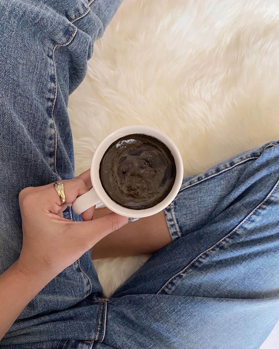鈴木詩織さんのインスタグラム写真 - (鈴木詩織Instagram)「朝のコーヒータイムはチャコールコーヒーに☕️ 好きすぎて朝以外も飲むんだけどね🤣笑 . @c_coffee_official さんから頂いて飲んでいるのですが、手軽に飲めてクレンズ効果でスッキリするしほんとに好き♡ . 炭とコーヒーのパウダーだから水にも溶けるし、ホットコーヒーでもどちらでもささっと作れるのがありがたい🙏🏾味も普通のコーヒーより私は飲みやすくておいしい🤤 ビタミンDやMCTオイルも入っているCコーヒー。クレンズ好きさんにはオススメです♡ . . . . . #C_COFFEE#シーコーヒー#Cコーヒー #ダイエットコーヒー#チャコールコーヒー#チャコールクレンズ#PR @c_coffee_official」11月4日 21時11分 - shiorin0802suzuki