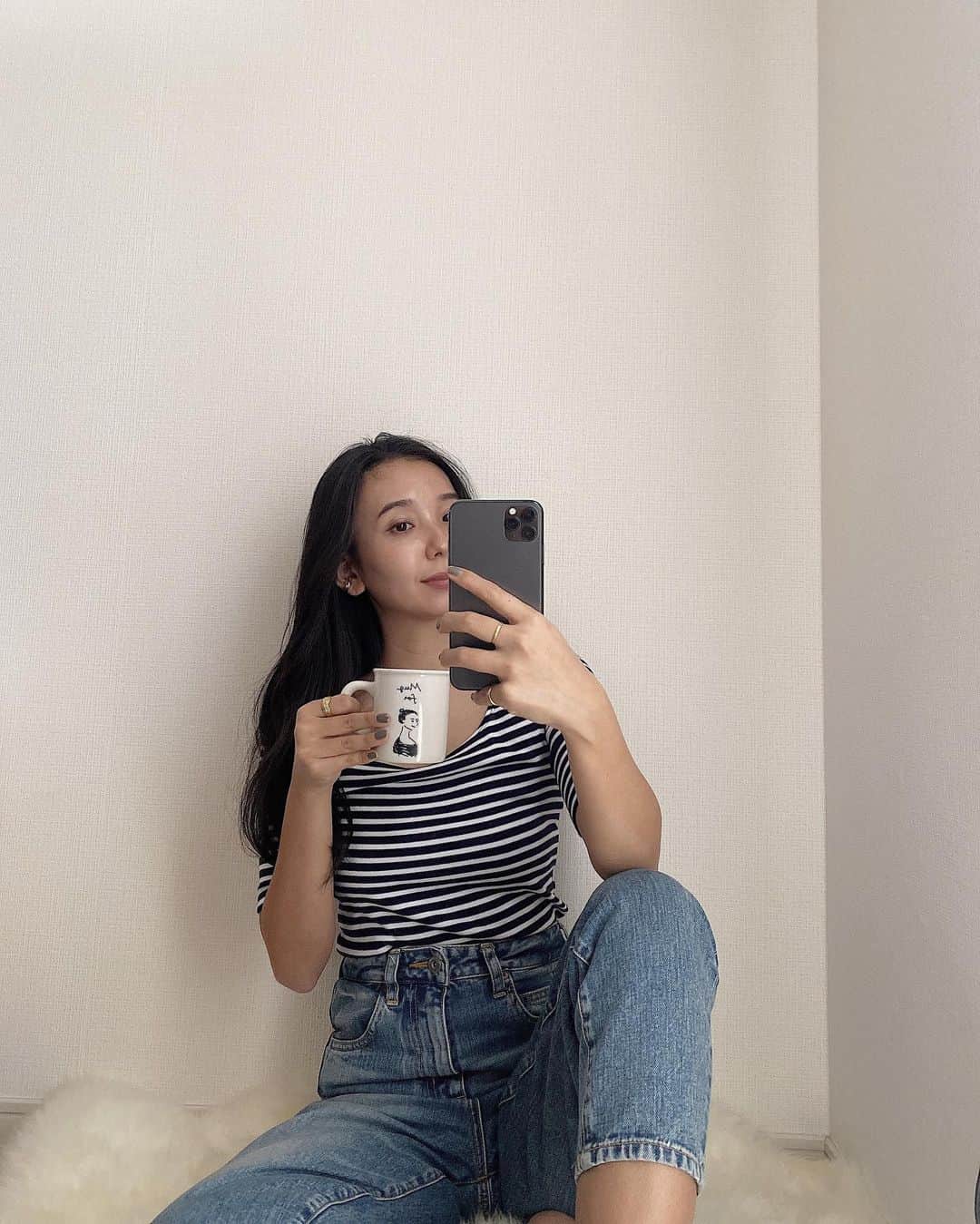 鈴木詩織のインスタグラム：「朝のコーヒータイムはチャコールコーヒーに☕️ 好きすぎて朝以外も飲むんだけどね🤣笑 . @c_coffee_official さんから頂いて飲んでいるのですが、手軽に飲めてクレンズ効果でスッキリするしほんとに好き♡ . 炭とコーヒーのパウダーだから水にも溶けるし、ホットコーヒーでもどちらでもささっと作れるのがありがたい🙏🏾味も普通のコーヒーより私は飲みやすくておいしい🤤 ビタミンDやMCTオイルも入っているCコーヒー。クレンズ好きさんにはオススメです♡ . . . . . #C_COFFEE#シーコーヒー#Cコーヒー #ダイエットコーヒー#チャコールコーヒー#チャコールクレンズ#PR @c_coffee_official」