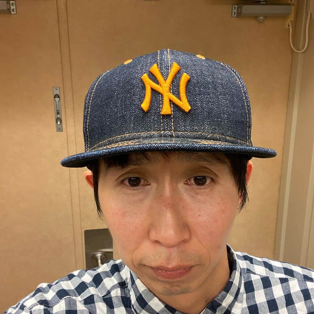 山根良顕さんのインスタグラム写真 - (山根良顕Instagram)「数日前に有吉さんにその帽子ちょっと巨人っぽいなと言われました。。。 あの人のカープ愛、広島愛は強いと、再確認しました。 ヤンキースは、黒田博樹さんがいたという事で許してください🎏 頑張れカープ！」11月4日 21時22分 - ungirls_yamane