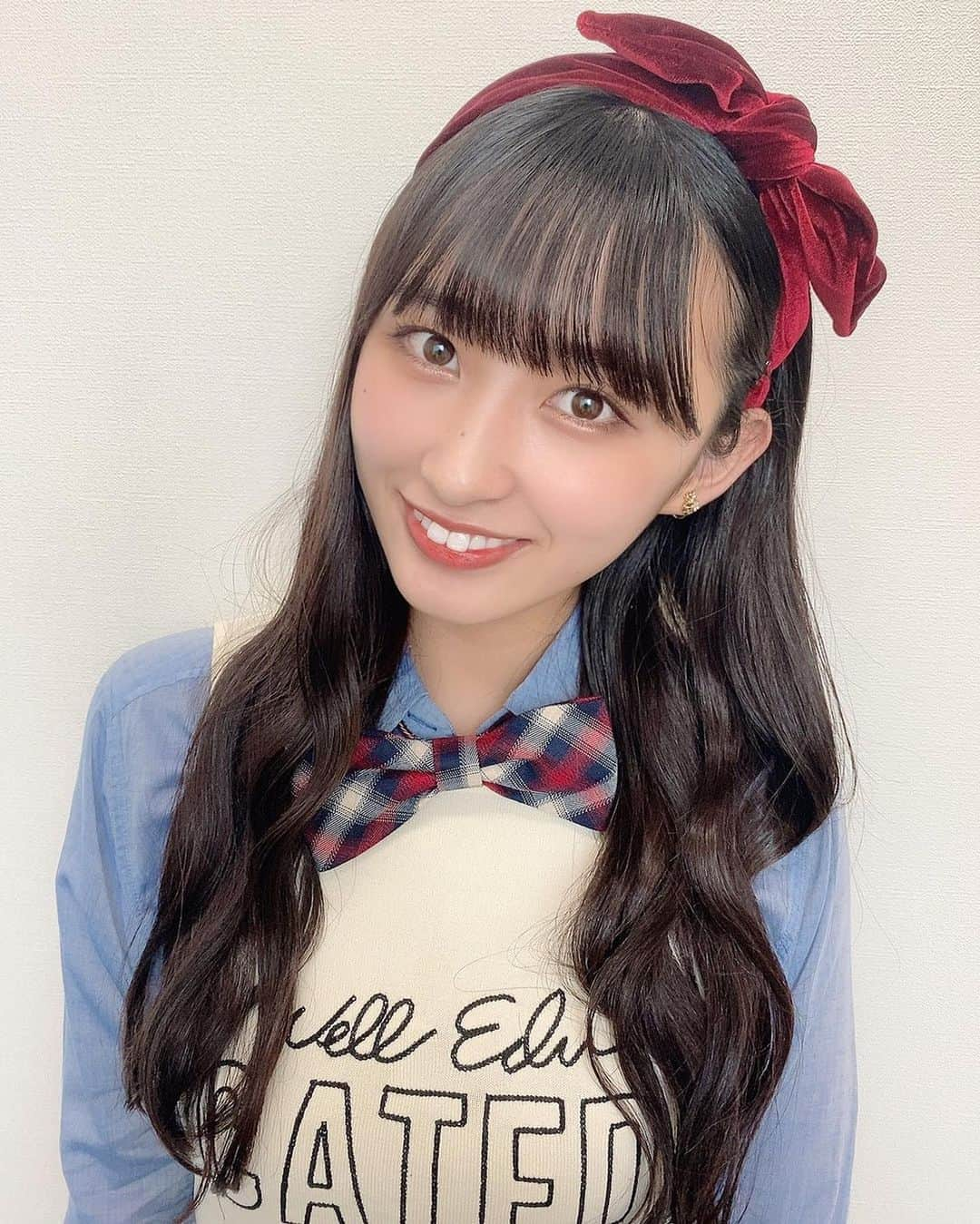 松本日向さんのインスタグラム写真 - (松本日向Instagram)「控えめILoveYou 💘 控えめがカチューシャのヘアアクセ ってゆうのもあって 今回は巻き下ろしの髪型にしたの✌️  いっつもギリギリまで髪型迷ってるから メイクさんとかに日向ちゃん決まったァ？ ってめっちゃ聞かれる😂🥺🙋🏻‍♀️🙇‍♀️  #hkt48 #カチューシャ #制服」11月4日 21時15分 - matsumoto_hinata