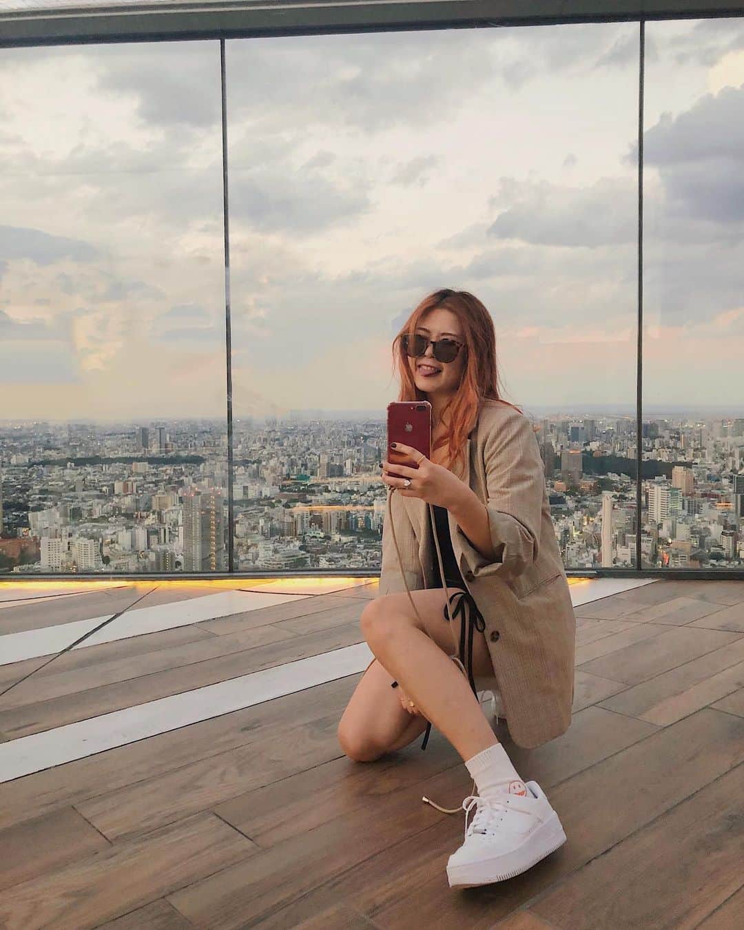 YOKOのインスタグラム：「Shibuya SKY selfie✈️  鏡張りのところがあって絶景でセルフィーとれちゃうよ🤳🤍  全然見えてないけどw @shop_mirage で販売予定のワンピースとスマホケース装備で💙  このコロナで騒がれてる年に2ヶ月連続で熱だし仕事を休んで体も心もしんどみ🥺笑えない  #shibuyasky」