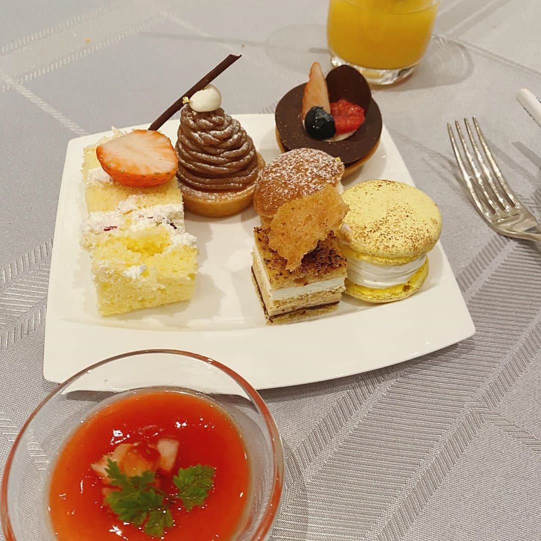 pan.812のインスタグラム：「ㅤㅤㅤㅤㅤㅤㅤㅤㅤㅤㅤㅤㅤ ぽんくんには報告しなかったけど 昨日の結婚式でスイーツ馬鹿食いした。 そして黙って風呂上がりは アイスもちゃんと食べた。笑  ㅤㅤㅤㅤㅤㅤㅤㅤㅤㅤㅤㅤㅤ びっくりするくらいどれも 全部美味しかったな〜〜 ㅤㅤㅤㅤㅤㅤㅤㅤㅤㅤㅤㅤㅤ #いっぱいご飯でてきたあとの〆 #スイーツ選び放題 #一応言っておくと一口サイズです」