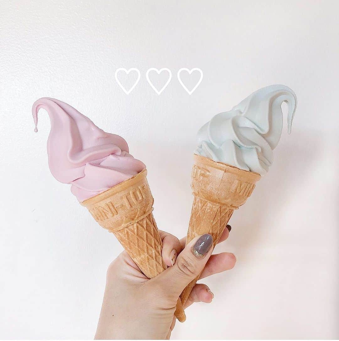 ちーちゃんさんのインスタグラム写真 - (ちーちゃんInstagram)「🍦 ・ IKEAのソフトクリーム ぴんくと水色でかわいい🕊❤︎ ・ そしてお値段めーーっちゃ安いの！ いくらだと思う？🍨 ・ ・ ・ ⏰チッチッチッ、、、 ・ ・ ・ 正解は、50円也👶🏻（笑） ・ ・ #ソフトクリーム#アイスクリーム#イケア#スイーツ#カフェ#かふぇすたぐらむ#カフェ活#映え#エモい#映えスイーツ#かわいいものが好き#食べすたぐらむ #IKEA#icecream#softcream#cafe#cafestagram」11月4日 21時20分 - ___c.chan__