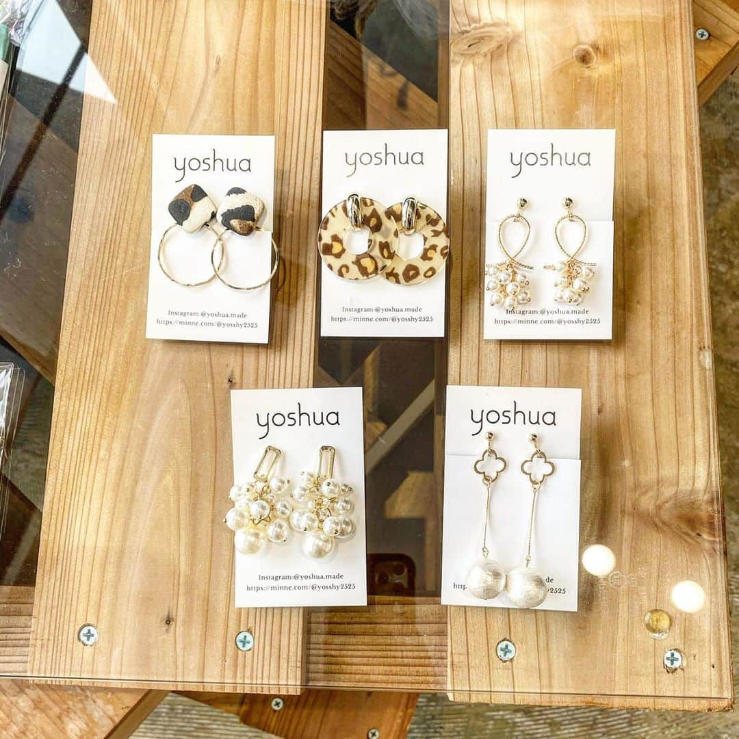 Akinori Shimizuさんのインスタグラム写真 - (Akinori ShimizuInstagram)「entrust-accessory. ・ @yoshua.made さんの オリジナルアクセサリー💫 ¥1,500〜 左下のがピアス、それ以外は イヤリングとなります。 ピアスからイヤリングに変更 イヤリングからピアスに変更も可能な アクセサリーございますので お気軽にお問い合わせ下さい🙏 ・ #ハンドメイドアクセサリー #2do #ニド #ニドカワイイ #アレンジカット #編み下ろしアレンジ #ヘアアレンジ #外国人風カラー #イルミナカラー #グロスイルミナカラー  #シークレットハイライト #バレイヤージュ #ハイライト #サロモ #サロンモデル #オッジィオット #セルバイウェイト #生オイルシステムトリートメント #ミュゼ四ッ池 #浜北 #浜松  #浜松市 #浜松市中区 #浜松市美容室 #美容師  #美容室」11月4日 21時23分 - akinorihair