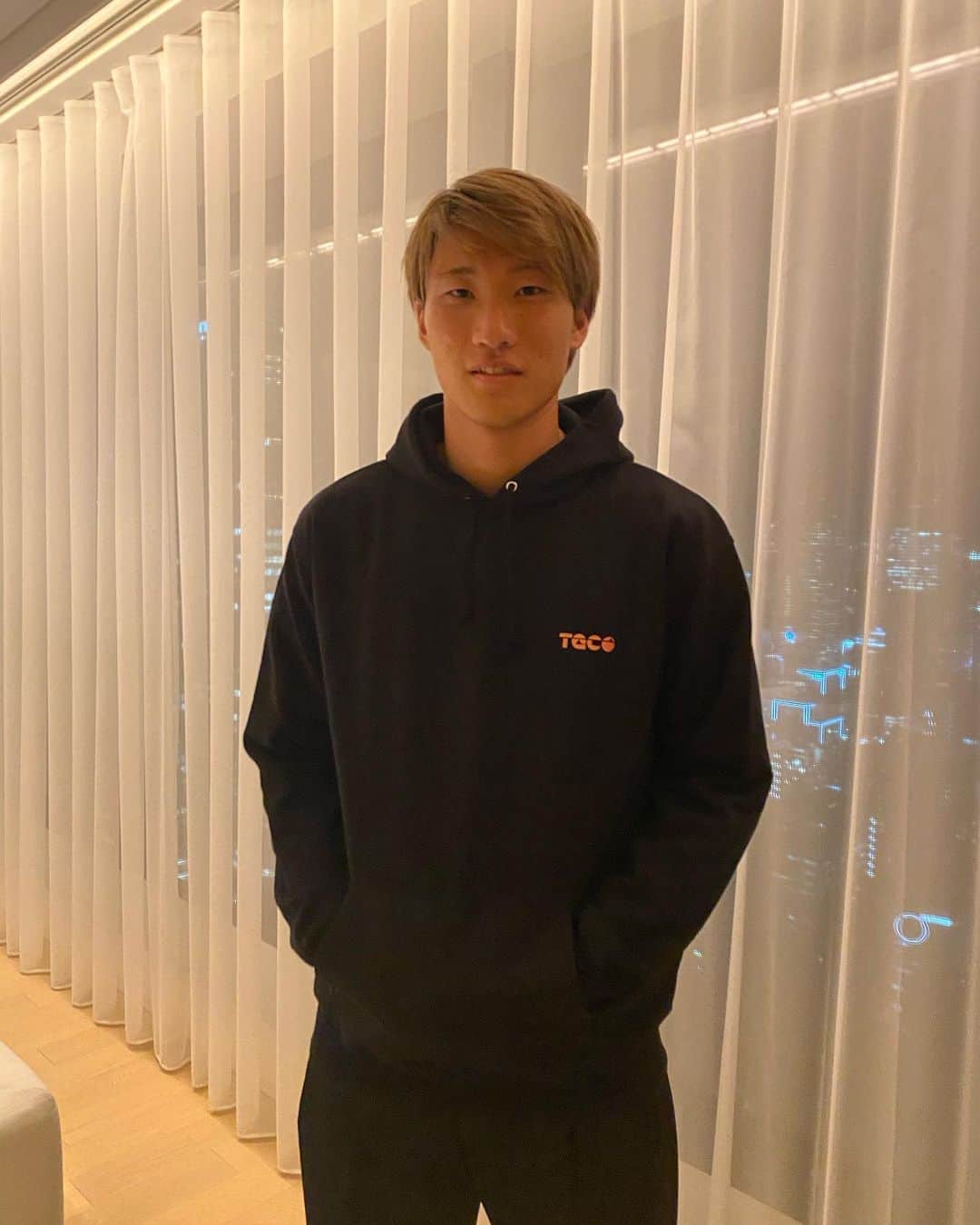 のインスタグラム：「_ 昔からの仲間がアパレル販売開始したみたいで、 プレゼントしてもらいました！ 着心地めっちゃ最高🙄💪 ロゴのカラーは40色から自由に選べるみたいです🤙 #teco @teco.apparel」