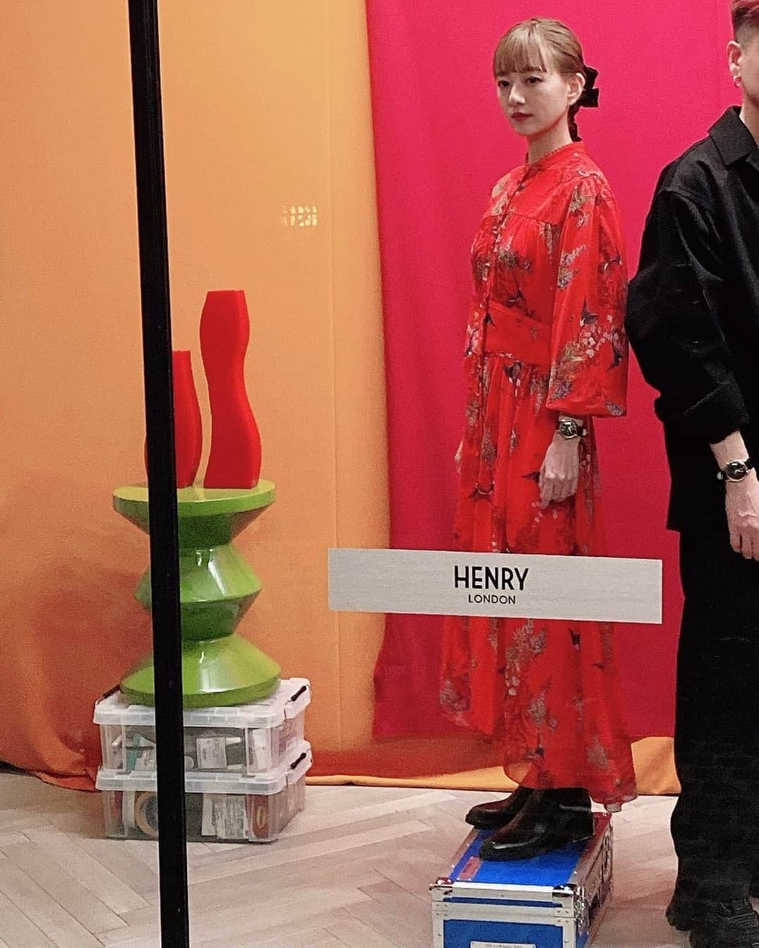 伊藤千晃さんのインスタグラム写真 - (伊藤千晃Instagram)「ここで一つウラ話。﻿ ﻿ 実は、 @henrylondonjapan のWeb CMで、﻿ 私はYU君と高さを合わせるため台に乗っていたのであ〜る。﻿ ﻿ ﻿ #ここだけの話﻿ #🤫」11月4日 21時29分 - kikichiaki