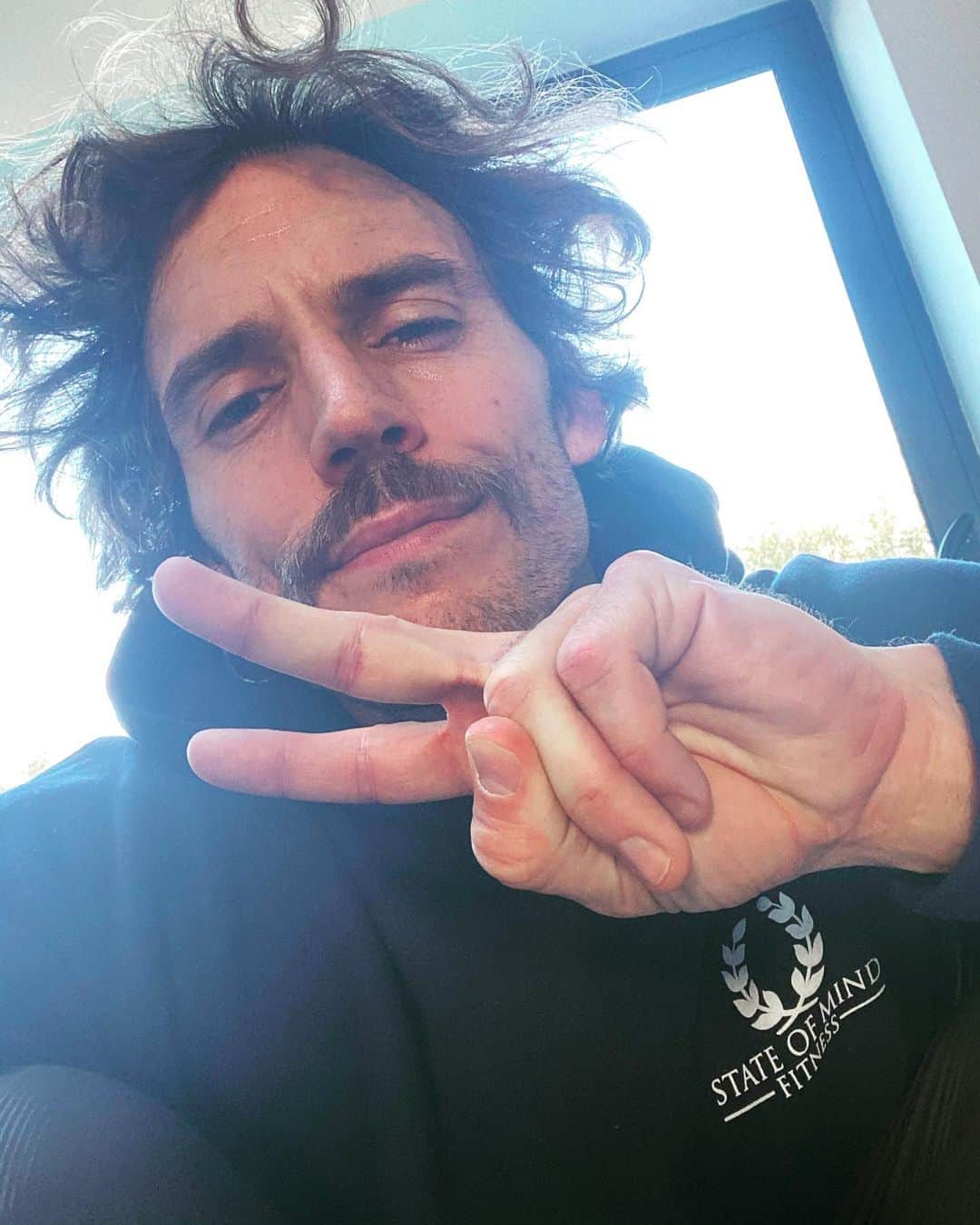 サム・クラフリンのインスタグラム：「🤗」