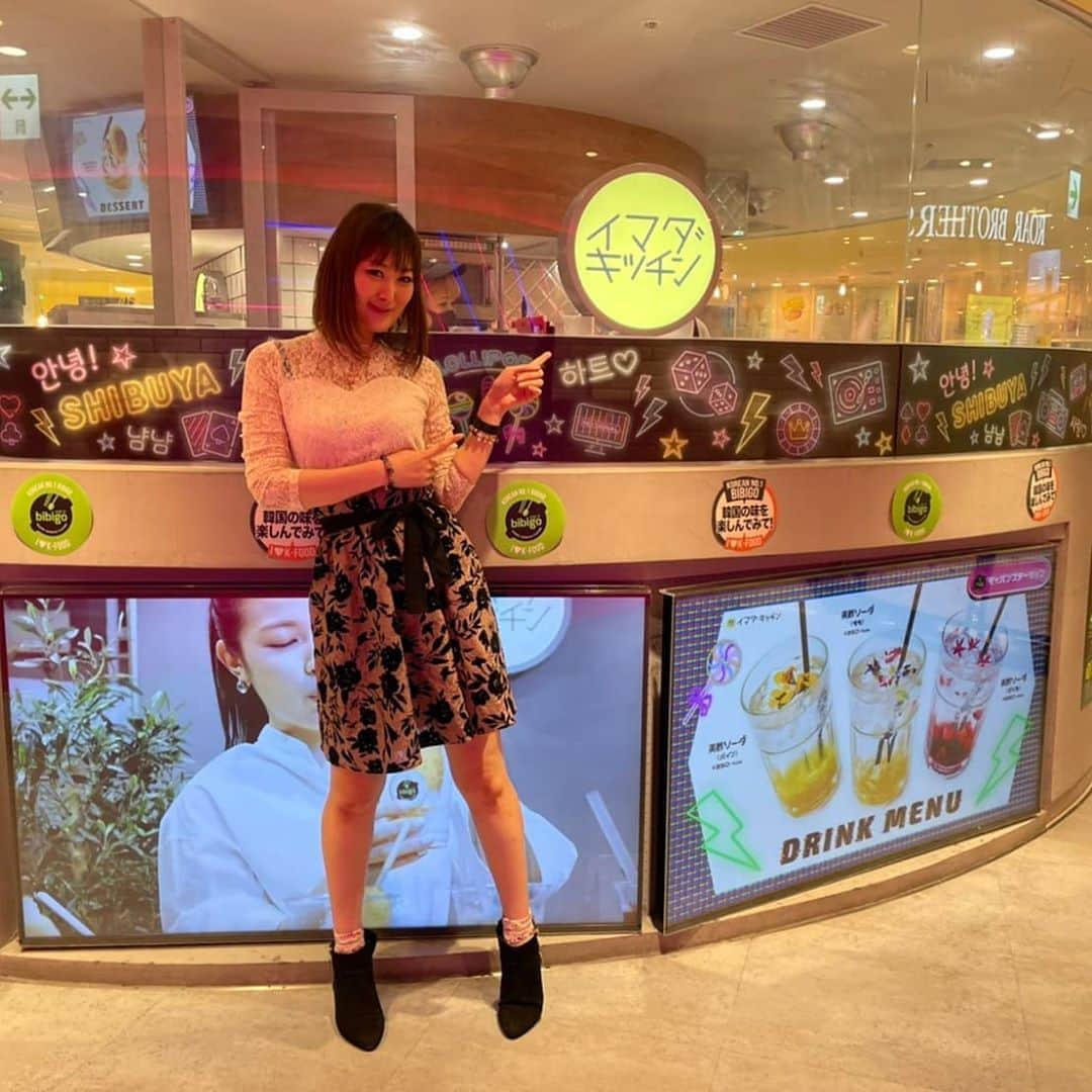 松浦麻里奈さんのインスタグラム写真 - (松浦麻里奈Instagram)「渋谷109 地下にて♥✨  人気韓国ブランド「bibigo」「美酢（ミチョ）」 とのコラボレーションメニュー😍🌸  Lemon Squareの御招待で、韓国気分を味わってきたー✨  韓国気分が堪能できるフードフェア 「bibigo モッパンステーション」 2020年10月15日（木）～2021年1月15日（金）の期間限定😋  ここでしか食べられない 本格韓国フードやドリンクが沢山(●’3)♡(ε`●)  手軽に食べられるカップフードやから、 おやつに小腹がすいたときにでもいいかも🤔🌷  #PR #SHIBUYA109 #イマダキッチン #bibigo #ビビゴ #モッパンステーション #cchan_girls#lemonsquare🍋 @cchannel_girls　@cchannel_lemonsquare #グルメスタグラム #食べ歩き #韓国料理 #韓国 #ファーストフード #渋谷グルメ #109 #渋谷　#フードフェア #foodstagram  #food #インスタグルメ#ミチョ #Drink #ドリンク  #dessert #デザート好き #お菓子 #dinnerTime #lunchtime #ランチ」11月5日 8時25分 - ay114.831m