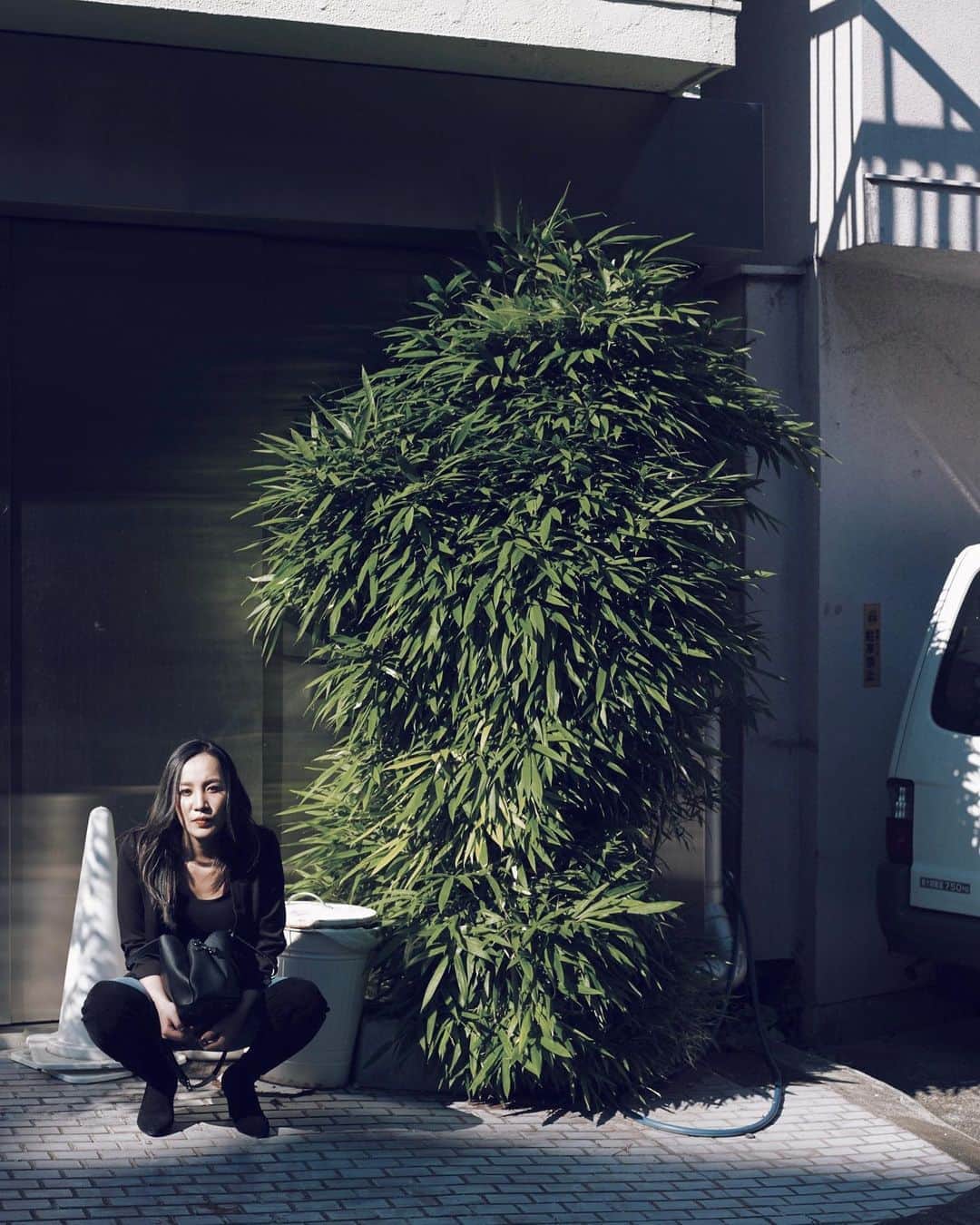 樋口千紗さんのインスタグラム写真 - (樋口千紗Instagram)「. なんでもないところでのドスコイショット。 . 白の三角コーンと、白いゴミ箱と、ちょっとだけ写り込んでる白い車がポイントなんですって。 . 作品撮りって難しい。 普通に見たら「いや、ゴミ箱ですやん！！」ってなる。 . #撮影 #作品撮り #アート #クリエイティブ撮影 #ladyuniversejapan #レディユニバースジャパン #ミスコン #モデル」11月5日 8時19分 - chisa.higuchi