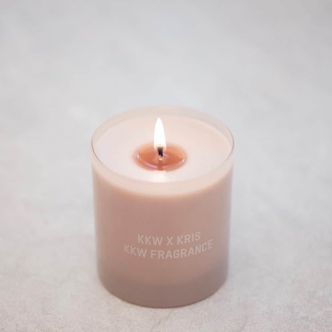 クリス・ジェンナーさんのインスタグラム写真 - (クリス・ジェンナーInstagram)「My limited edition candle with Kim launches tomorrow for my birthday and I could not be more excited!!! Our @kkwfragrance candle is inspired by the fragrance we launched together on Mother’s Day this year, with notes of white floral, cashmere woods and amber ✨ Shop tomorrow on my birthday, 11.05 at 12PM PT at KKWFRAGRANCE.COM @kimkardashian」11月5日 8時22分 - krisjenner