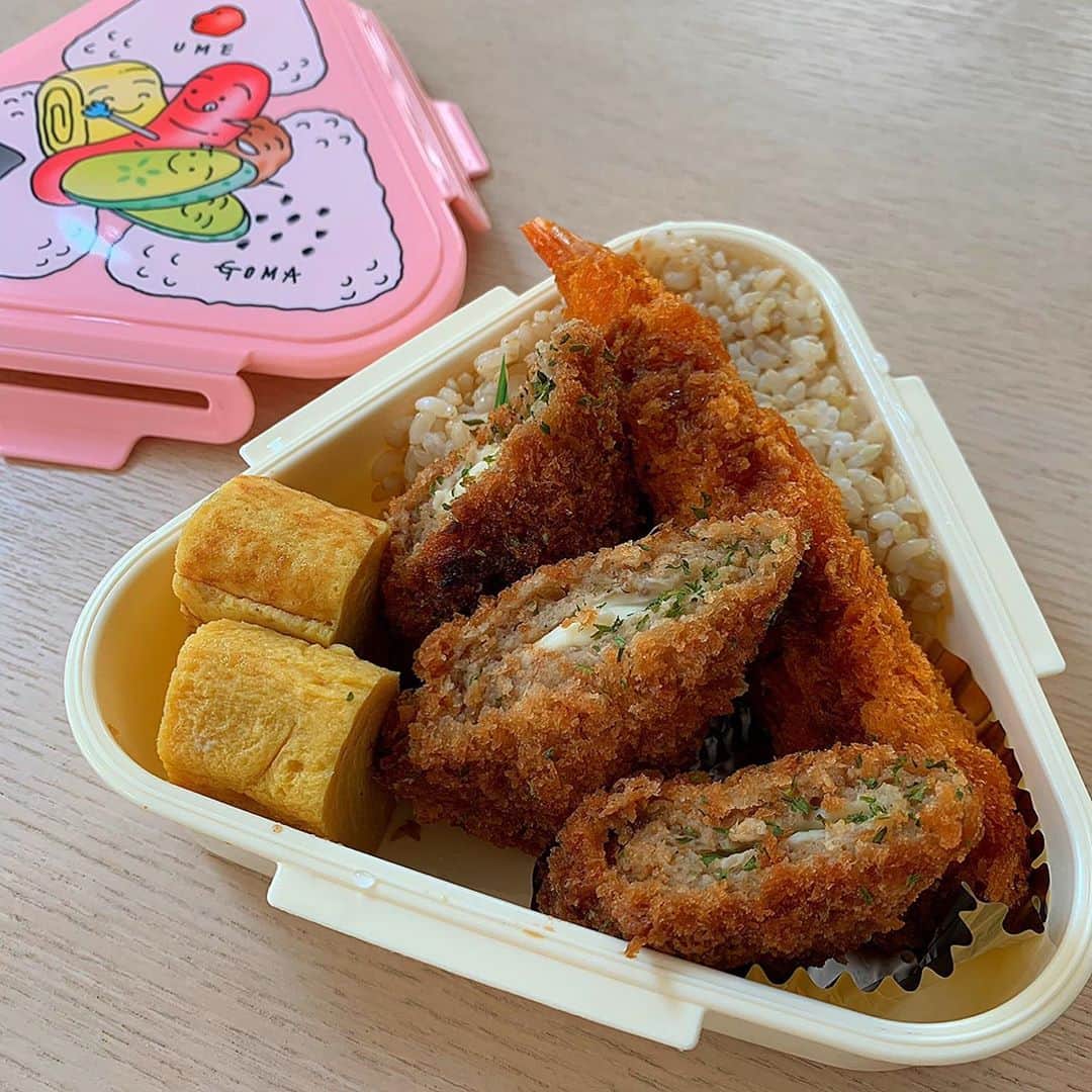 崎嫁ポァンですのインスタグラム：「+ + (*Ü*)ﾉ"おはYoϋ♡MONDAY☁︎ + やる気のないお惣菜弁当笑 + 友達がさ、鼻毛をブラジリアンワックスしてる動画送ってきたんだけどさ、面白すぎて何度も見返してる笑 + ワックスがさ、髭にこびりついて髭も抜けてた 男友達ね笑 +  私の永久保存版動画 + MY HOUSE account☞ @77ponstagram99  #崎嫁弁当  + + + + #お弁当#弁当#lunch#lunchbox#bento#food#yummy#delicious#旦那弁当#愛妻弁当#自分弁当#料理#サラメシ#お弁当箱#お昼ごはん#ごはん#ご飯#惣菜#和食#手抜き弁当」