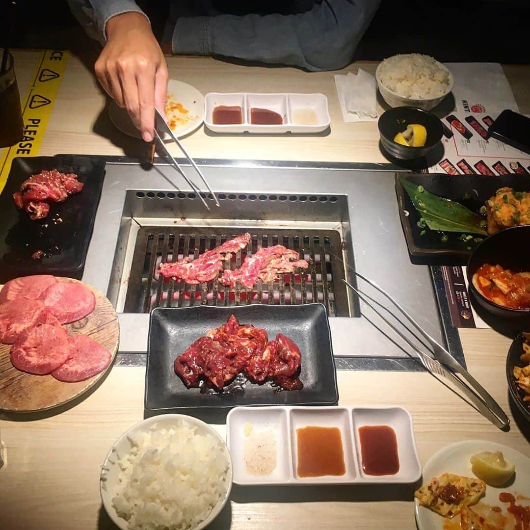 渡辺枝里子さんのインスタグラム写真 - (渡辺枝里子Instagram)「【再ロックダウン前の外食は…🍴】  いよいよ明日から再ロックダウンがスタートするイギリス🇬🇧😢  色々悩みましたが、我が家は焼肉とラーメンを食べておこう‼︎ということに。 (ちなみに、飲食店はテイクアウトのみ認められています)  一風堂とKintan。  📍 @ippudolondon  📍 @kintanuk   ちなみに外国人の中には、 ラーメンは野菜、スープ、お肉、麺とフルコースの完全食‼︎という感覚の人もいるらしい🍜🍥  眼から鱗😲✨  1ヶ月間の我慢だと思って、明日から家時間を充実させながら身体に気をつけて前向きに過ごそうと思います。  皆さんも健康第一でお過ごしくださいね😊 * * * * * #london #uk #londondiaries #ippudo #kintan #lunch #dinner #londonlife  #ロンドン　#イギリス　#ロンドン日記　#ロンドンライフ　#ロンドン生活　#海外　#海外生活　#一風堂ロンドン #一風堂　#らーめん  #キンタン　#焼肉 #渡辺枝里子」11月5日 6時53分 - eriko_watanabe_21