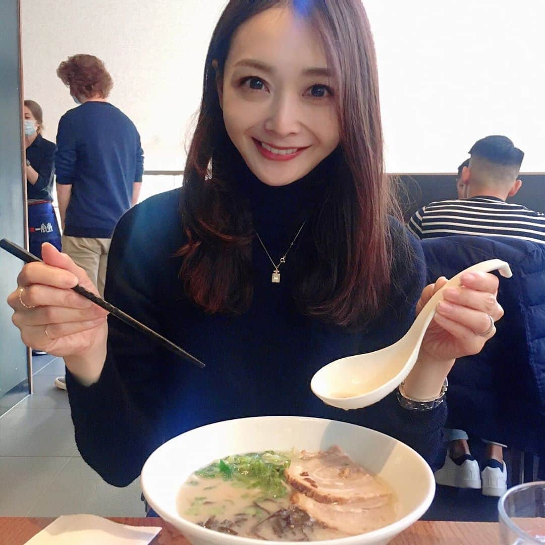 渡辺枝里子のインスタグラム：「【再ロックダウン前の外食は…🍴】  いよいよ明日から再ロックダウンがスタートするイギリス🇬🇧😢  色々悩みましたが、我が家は焼肉とラーメンを食べておこう‼︎ということに。 (ちなみに、飲食店はテイクアウトのみ認められています)  一風堂とKintan。  📍 @ippudolondon  📍 @kintanuk   ちなみに外国人の中には、 ラーメンは野菜、スープ、お肉、麺とフルコースの完全食‼︎という感覚の人もいるらしい🍜🍥  眼から鱗😲✨  1ヶ月間の我慢だと思って、明日から家時間を充実させながら身体に気をつけて前向きに過ごそうと思います。  皆さんも健康第一でお過ごしくださいね😊 * * * * * #london #uk #londondiaries #ippudo #kintan #lunch #dinner #londonlife  #ロンドン　#イギリス　#ロンドン日記　#ロンドンライフ　#ロンドン生活　#海外　#海外生活　#一風堂ロンドン #一風堂　#らーめん  #キンタン　#焼肉 #渡辺枝里子」