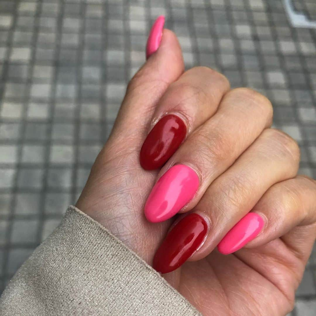 田中里依奈さんのインスタグラム写真 - (田中里依奈Instagram)「ネイルチェンジ💅💅💅 好きな色2色にしたら、随分ポップになった😀 1回しか着てないワンピース、春夏用だからしまう前に着てみたけど、仕事用ならまだ着れるかな➰🙄 自粛生活長かったから、今年はあまりオシャレ出来なかったなぁ➰ . #ネイル#ネイルチェンジ#ワンカラー#ワンカラーネイル#ネイルデザイン#ピンクと赤が好き#来年のラッキーカラーは赤らしい#ゲッターズ飯田さんが言ってた#女子力アップ」11月5日 7時01分 - riina_tanaka