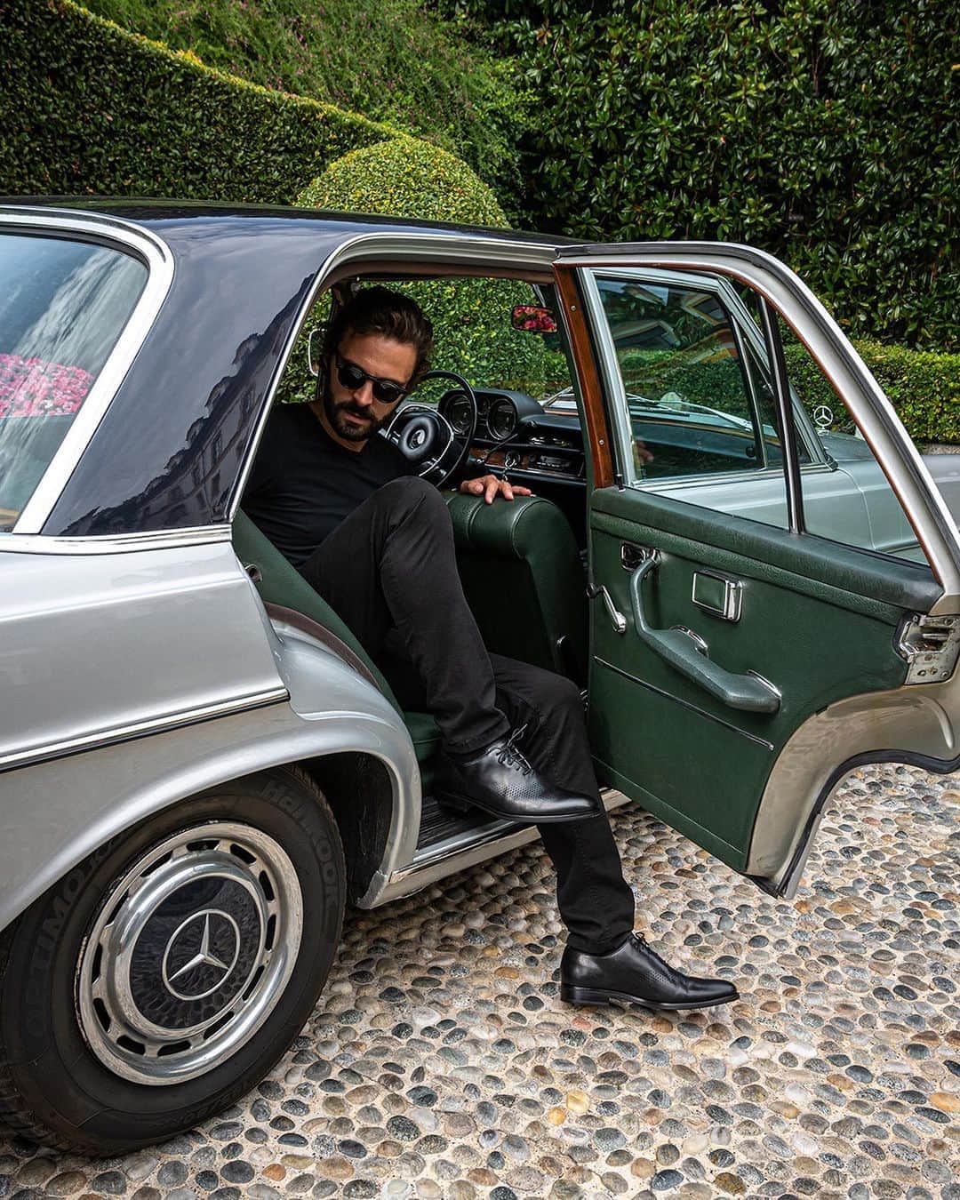 Cole Haanのインスタグラム：「Interior designer @tommasospinzi finishes his sleek all-black look with the Washington Grand Laser Wingtip Oxford.」