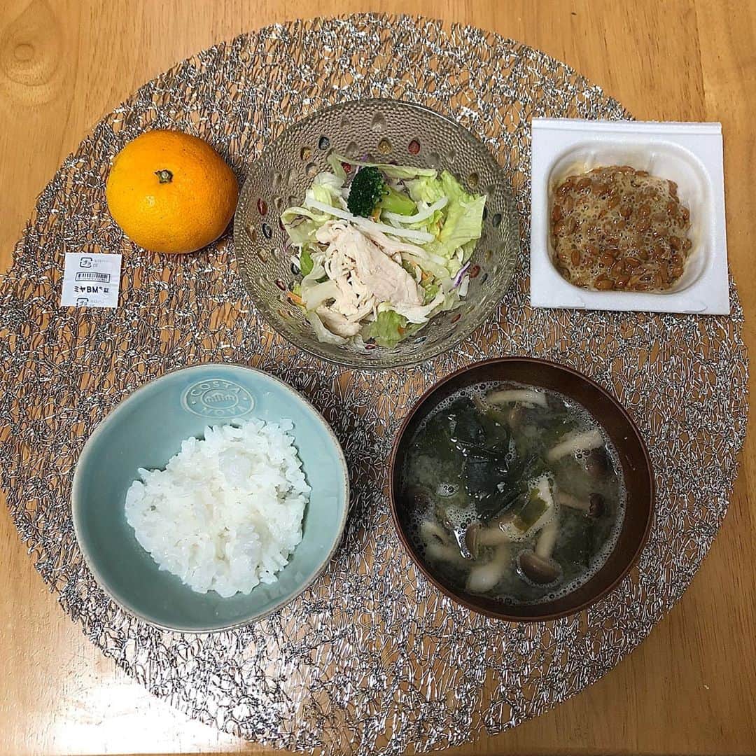 みのり(26)＠東京 ダイエットのインスタグラム：「. . .  #健康ごはん (´,,•ω•,,｀) . ストーリーはね、過去動画。 今は胃腸炎なおりかけだから、 優しいごはん食べてます(笑) . . 玄米は、ちょうどなくなったから 白米に切り替えて、少なめにして みかんを食べた(^_^)🍊 . . あとはタンパク質を意識的に多く取り入れること、 少しずつ多くの食材をとりいれること、 旬の食材をとりいれること . . 意識し続けるのは、疲れるから 気にしない生活をすること☺️(人のことも) . ご飯は抜かない。制限もしない。 目先のことじゃなく、 長い目で健康を考えよう☺️ . 気休めの食後のミヤも忘れずに。 . . さて、今日もお仕事がんばろう☺️ . ◉ライザップ公認の紹介アンバサダーです。 〜紹介特典で、お安く入会できます〜 . ▶︎全国どの店舗でもOK ▶︎カウンセリング予約前にご連絡ください . 📺RIZAP TVCM出演 🏅RIZAP BMG ファイナリスト2017.2018 . #rizap #ライザップ #ダイエット #diet #レコーディングダイエット #ダイエッター #公開ダイエット  #食べて痩せる #おうちごはん #食べる #糖質制限 #低糖質ダイエット #和食 #クッキングラム #自炊女子 #腸内環境 #食事管理 #痩せる食事 #アレンジレシピ #ダイエットメニュー #納豆ご飯 #納豆 #胃腸炎」