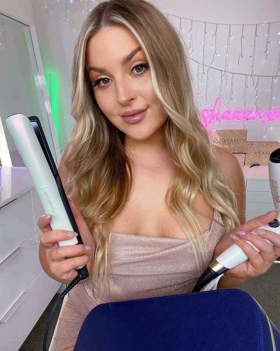 Shannonのインスタグラム：「#AD  don't ask me HOW but Christmas party season is already approaching fast so I thought I would share with you one of my favorite festive looks, featuring these pretty textured waves! 😍💓 I find this hairstyle perfect for summer as it looks quite undone and effortless, and looks cute if you also chuck your hair in to a low ponytail too! 💜 Check out my instagram stories asap to see an easy wee tutorial if you love it! I've used my Limited Edition @ghdhair_anz Wish Upon A Star Deluxe Gift Set which includes the platinum+ styler and helios hairdryer in iridescent whites and brushed golds... plus this cute carry case! 🥰 It's honestly the PERFECT Christmas gift as well, hint hint if you want to tag your loved ones lol! What is your go-to hairstyle for summer? 🌻 #ghdchristmas #givelikeaqueen #ghdanz」