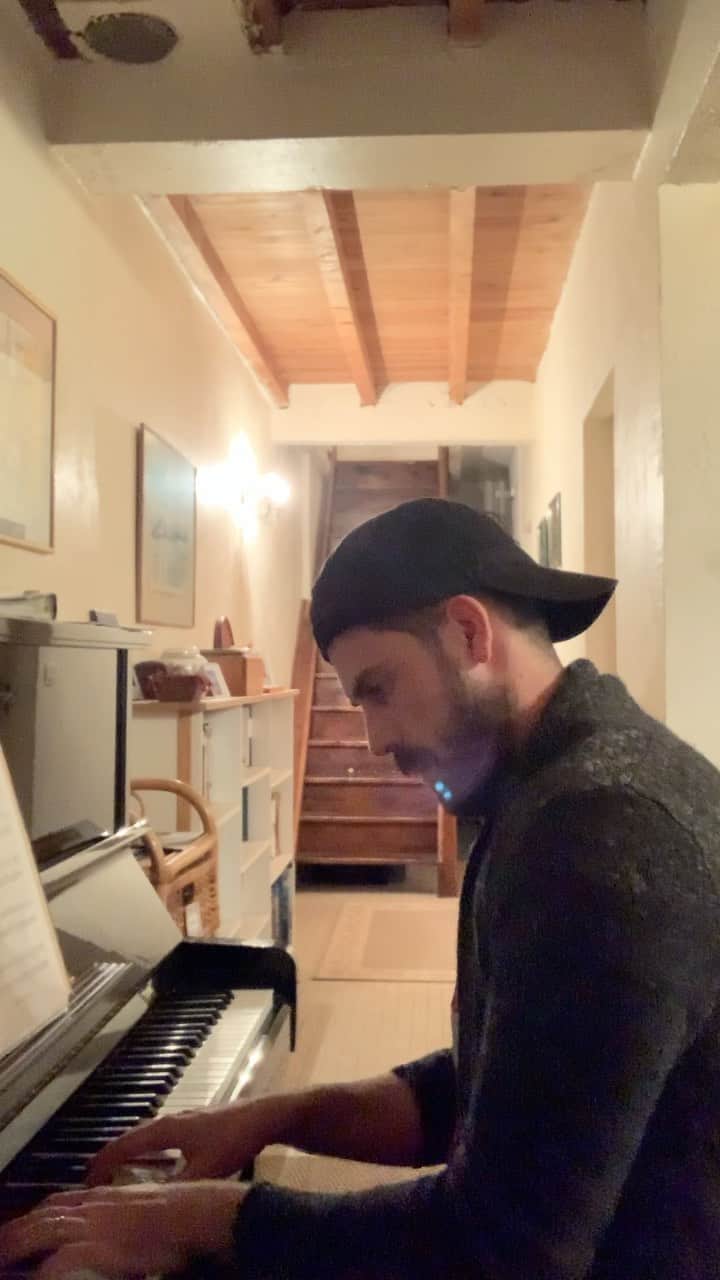 ニール・ブラウンのインスタグラム：「This is probably the only good thing to come out of lockdown... hours to practice! 🎹 🎶 🎶  #instamood #instagram #instamoment #practice #piano #lockdown #passion #igers #igersdaily #stayingoccupied #instagay #gay #lgbt #instafollow #followme #coach #cochinglife #figureskater #icedancer #follow」