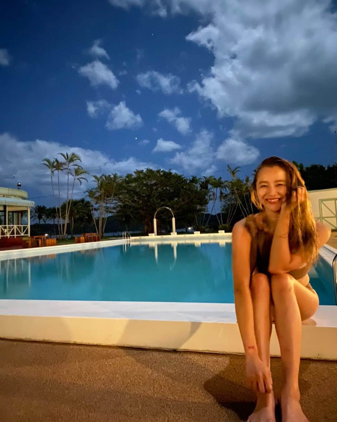 のインスタグラム：「夜のプールで謎の撮影会💥 #奄美大島 #笠利 #水着」