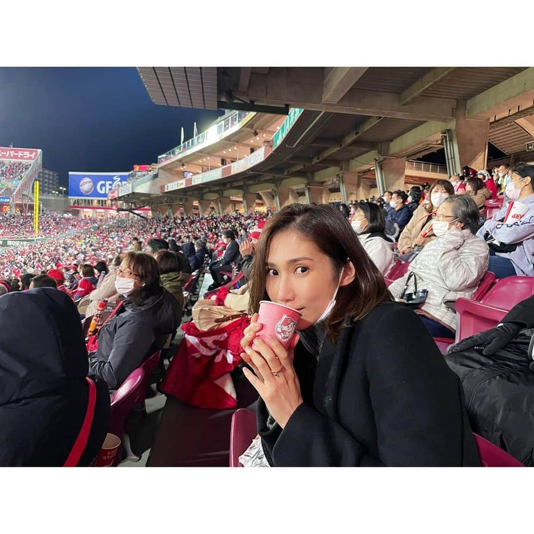 春輝のインスタグラム：「寒過ぎて赤っ鼻のトナカイずっっっとお湯割り飲んでました🥶🥶🥶  ビジター行けてないフラストレーションがこれで少しははれたかな😎  #週刊ジャイアンツ#日テレG+ #読売巨人軍#GIANTS#ジャイアンツ#巨人 #NPB#プロ野球#セリーグ#baseball #春輝#haruki」