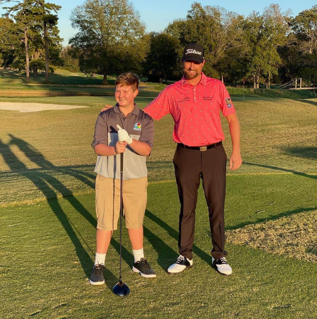 ウェブ・シンプソンのインスタグラム：「What a great day with Eli yesterday out at @charlottecountryclub  Special thanks to @dream_on_3 for making the day so special for Eli, to @titleist and @footjoy for your generosity and to head pro Andrew Shuck for the warm welcome.   Eli, keep striping that new driver!」