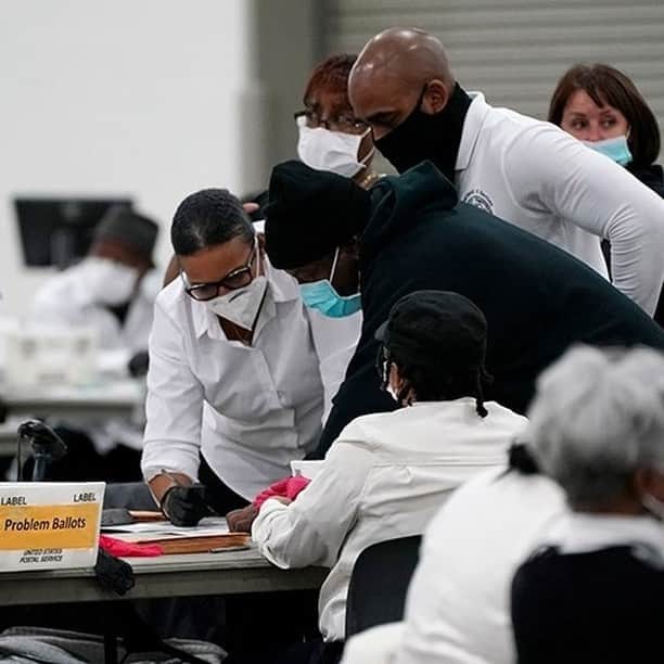 CNNさんのインスタグラム写真 - (CNNInstagram)「Election Day came and went without a winner. Now we wait as millions of votes are being counted in key battleground states that will decide the presidential race. Many states set records for early voting totals. Prior to Election Day, at least six states — Arizona, Hawaii, Montana, Nevada, Texas and Washington — had already surpassed their entire turnout from the 2016 election. (📸: Matt Slocum/AP and Carlos Osorio/AP)」11月5日 7時10分 - cnn