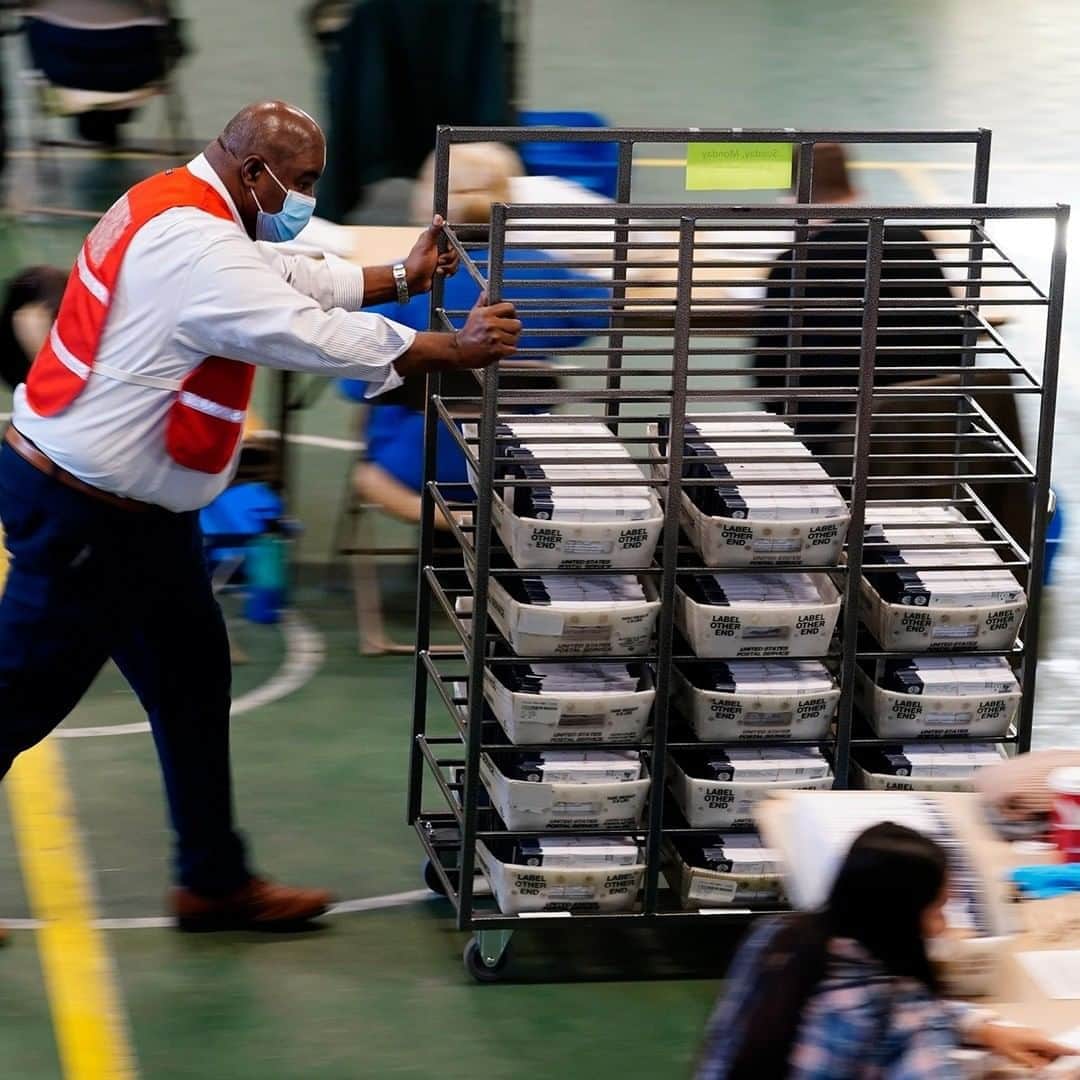 CNNさんのインスタグラム写真 - (CNNInstagram)「Election Day came and went without a winner. Now we wait as millions of votes are being counted in key battleground states that will decide the presidential race. Many states set records for early voting totals. Prior to Election Day, at least six states — Arizona, Hawaii, Montana, Nevada, Texas and Washington — had already surpassed their entire turnout from the 2016 election. (📸: Matt Slocum/AP and Carlos Osorio/AP)」11月5日 7時10分 - cnn