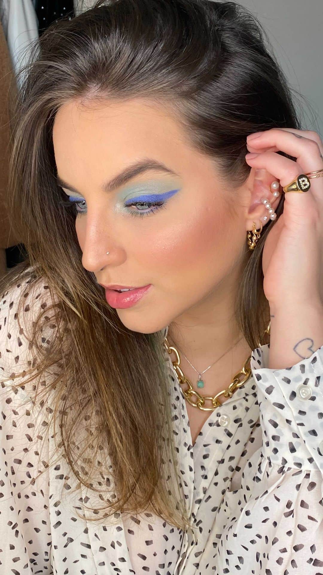 Bruna Unzuetaのインスタグラム：「Que tal essa make azul? Gostaram? To melhorando? To MEGA animada com esse quadro novo, já com várias idéias pra gravar 🥰 já quero ver vcs reproduzindo essa make, ein? Me marquem pra repostar 🤩  Lista de produtos: Corretivo - @cliniquebrasil  Sombra azul clara - @citygirlsmaquiagem  Delineador azul (sombra) - @morphebrushes  Iluminador - @urbandecaycosmetics  Bruma fixadora - @maccosmeticsbrasil  Máscara de cílios - @rubyrose_oficial  Paleta de sombras -  @linhamarianasaad  Gloss - @kyliecosmetics」