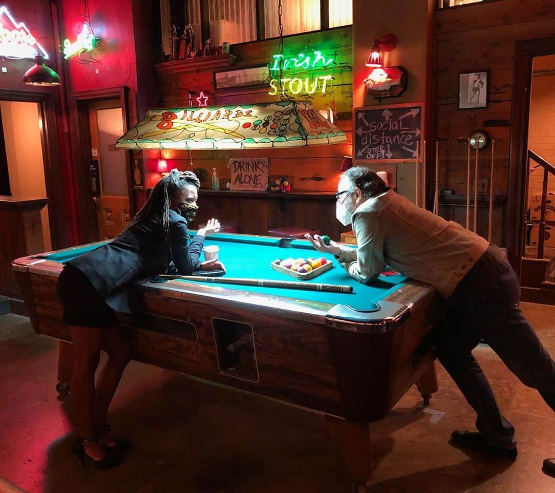 シャノーラ・ハンプトンのインスタグラム：「My boss > yours! @hissrich #thebestofthebest #Shameless #BTS #TheAlibi #setlife📸 @daneisman」