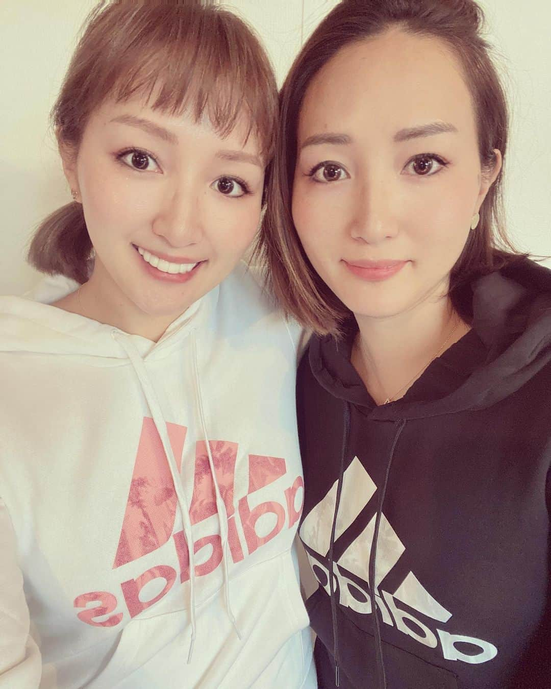 木村真野・紗野さんのインスタグラム写真 - (木村真野・紗野Instagram)「Good morning✨✨ @adidastokyo  #adidas #adidastokyo #adidastwins #mayasaya #new #twins #thankyouadidas #まやさや　#アディダス　#アディダスとまやさや　#双子　#goodmorning #happyday #2020 #tokyo #japan @alpen_women #alpen #アルペン」11月5日 7時29分 - mayasaya_kimura