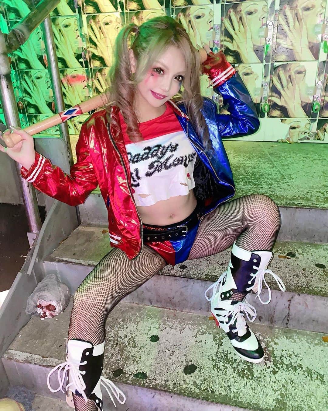 エリカのインスタグラム：「We're bad guys.It's what we do.﻿🤪❤️💙 #ハーレイクイン #コスプレ #ハロウィンコスプレ #バーレスク東京 #六本木 #渋谷 #新宿 #歌舞伎町 #ギャル #ベビギャル #キャバ嬢 #ダンサー #水着 #水着ギャル #ビキニ #burlesque #dancer ﻿」