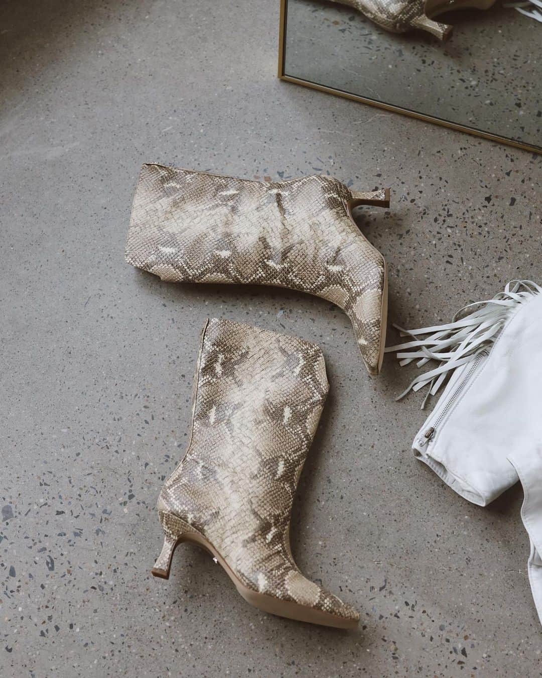 サムエデルマンのインスタグラム：「Kick up your kitten heels in the LOLITA Tap to shop this mid-shaft favorite  #SamEdelman #Fall2020」