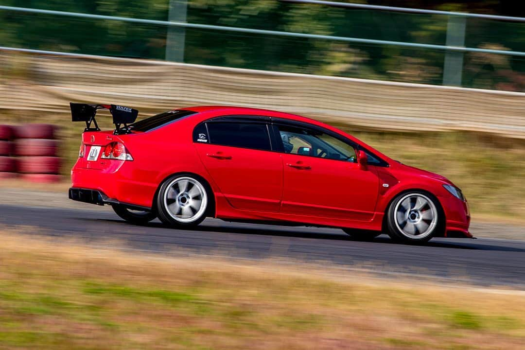 mistbahnさんのインスタグラム写真 - (mistbahnInstagram)「_ FD2 CIVIC Type R _ Shot on 25-Nov 2018  "HAOC(Honda Accord Owners Club) Track day" at SUZUKA TWIN Circuit (One track in SUZUKA) _ owner: @zealrr photo: @mistbahn _ _ JP) 2018年11月25日、鈴鹿ツインサーキットで開催の「HAOC(ホンダ・アコード・オーナーズクラブ)走行会」で撮影。 _ _ #haoc #hondaaccordownersclub #suzukatwin #suzukatwincircuit #鈴鹿ツインサーキット #civic #hondacivic #シビック #ホンダシビック  #fd2 #fd2typer #typer #csx #acuracsx #kseries #k20a #k20 #timeattack #timeattackjapan #trackday #trackcar #trackspec #trackstance #voltexracing #ek9 #ekcivic #ek #advanwheels #advanrg  #hondasontrack」11月5日 7時43分 - mistbahn