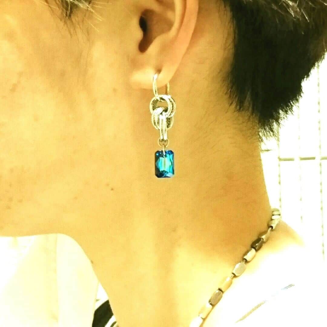 貴和製作所 公式さんのインスタグラム写真 - (貴和製作所 公式Instagram)「【スタッフ作品】﻿ルミネ新宿店 深みのあるブルーが魅力的なバミューダブルーの、今期の新型を使ったアイテムをご紹介です♪  シルバーカラーで統一した金具とバミューダブルーがスタイリッシュなイヤーアクセサリーです☆ 丸カンを2個つなぐことでメタルパーツとの統一感をだしながらも、繋げるだけで簡単にお作り頂けます！  【材料】 ●イヤリング金具 フープ 13mm RC...1ペア (1袋)﻿ ●コンビネーションメタルパーツ メタルリングラウンド8連 28mm RC...2個 (2袋)﻿ ●丸カン 0.8×5mm RC...4個 (1袋)﻿ ●三角カン 0.6×5×5 RC...2個 (1袋)﻿ ●スワロフスキー・クリスタル ＃6435 11.5mm CRY.バミューダブルー RC...2個 (2袋)﻿  ━━━━━━━━━━━━━━━━﻿ ﻿ スタッフ独自のアレンジ作品のため、レシピや材料表はございません。﻿ ﻿ こちらに頂きましたコメントには返信いたしかねます。ご了承ください。﻿ ﻿ 店舗（オンラインストア含む）により取扱い商品・入荷時期が異なりますのでご了承ください。﻿ ﻿  時間を短縮して営業をさせていただいている店舗がございます。詳しくはウェブサイトでご確認くださいませ。﻿ ﻿ ━━━━━━━━━━━━━━━━﻿   #公式貴和製作所新宿店 #公式貴和製作所スタッフアレンジ #貴和製作所 #accessories #accessory ＃スワロフスキー #SWAROVSKI #handmade #ハンドメイドアクセサリー #ハンドメイドパーツ #ハンドメイド﻿ #earrings」11月5日 8時00分 - kiwaseisakujo