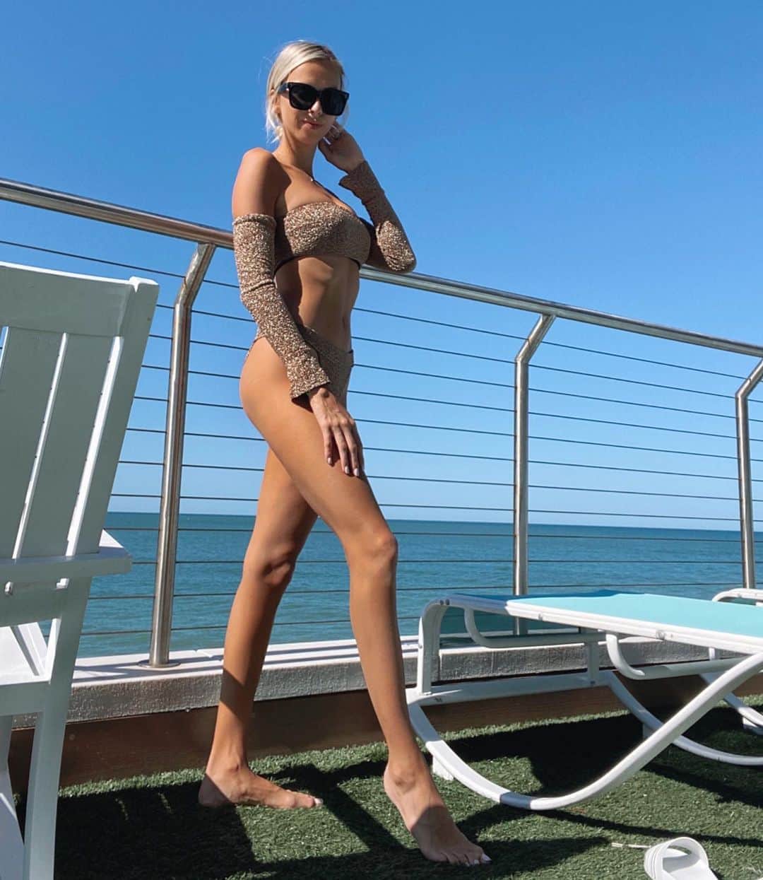 Elise Lobbのインスタグラム：「Are you a 🌊☀️🏝 person or a ⛄️❄️🌲🏞 person ?! Take a wild guess which one I am...🤪   Thank you @devonwindsor for the swim suit! ✨ #dwswim」