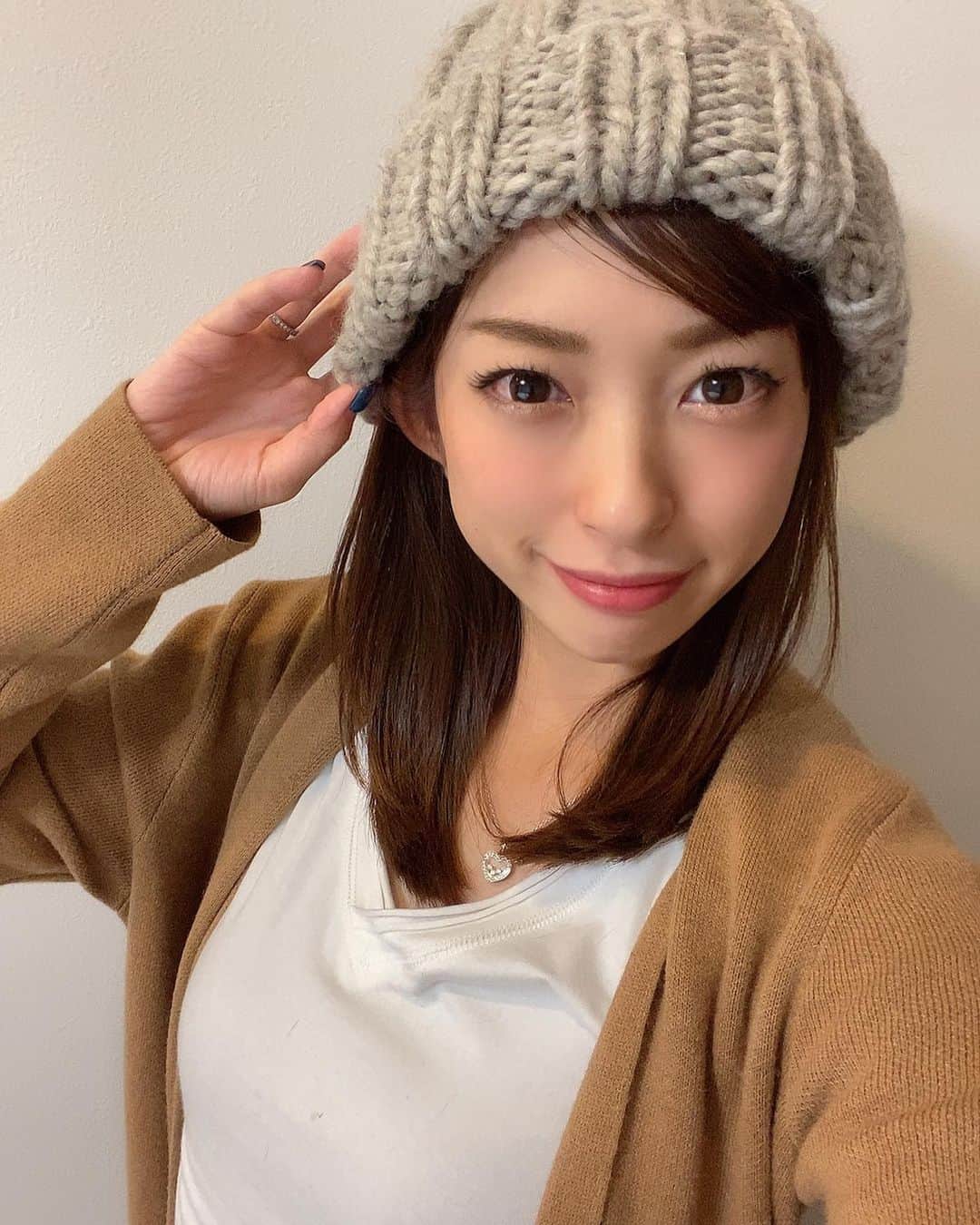 のインスタグラム：「. @myssyfarmijapan さんよりニット帽をご提供いただきました❤️ . このニット帽はフィンランドの生まれのブランドで大自然に育つ羊さんの天然素材で作られていてしかも一つ一つ手編みなんです☺️💕 . あったかくてフワフワ〜✨ 柔らかく伸縮性もあるのでずっとかぶっていられます😊 . カラーも豊富でデザインもシンプルで可愛い❣️ 私はナチュラルライトグレーをチョイス👌❤️ . ユニセックスなのでお洒落な男性の方に是非オススメです🥰✨ . 2週間だけの特別企画で10%オフ‼️ クーポンコード:rinrika （11月5日〜11月19日まで） @myssyfarmijapan  アカウントのリンク先からご購入できます💡💡 . 手編みのニット帽の良さを体感してみてください☺️💕 . . . #myssyfarmi #ミッシーファルミ #ニット帽 #エシカル #pr」