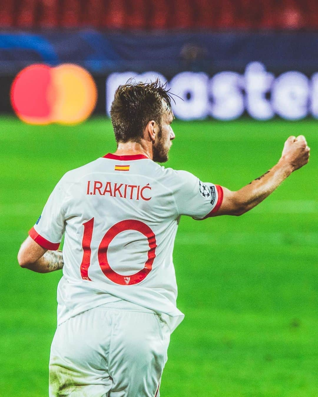 イヴァン・ラキティッチさんのインスタグラム写真 - (イヴァン・ラキティッチInstagram)「Que equipo, que partido, que orgullo! #VamosMiSevilla! 🔥👊🏼⚽️ #IvanRakitic #championsleague @sevillafc」11月5日 8時01分 - ivanrakitic