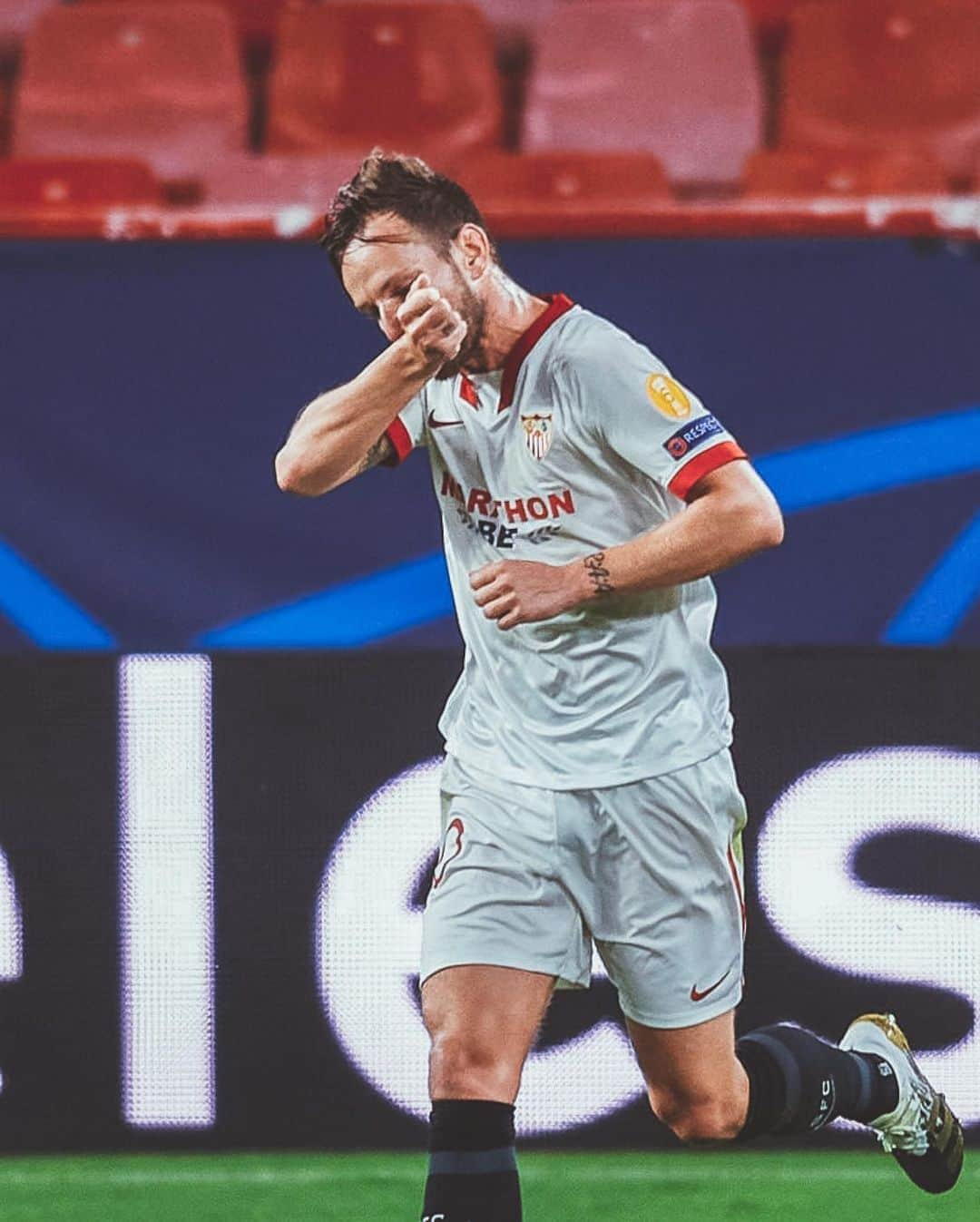 イヴァン・ラキティッチさんのインスタグラム写真 - (イヴァン・ラキティッチInstagram)「Que equipo, que partido, que orgullo! #VamosMiSevilla! 🔥👊🏼⚽️ #IvanRakitic #championsleague @sevillafc」11月5日 8時01分 - ivanrakitic