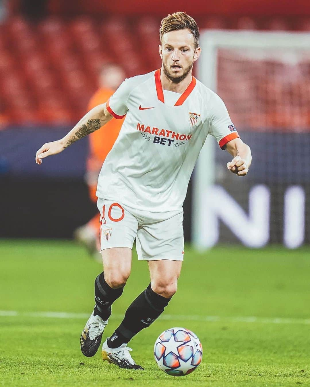 イヴァン・ラキティッチさんのインスタグラム写真 - (イヴァン・ラキティッチInstagram)「Que equipo, que partido, que orgullo! #VamosMiSevilla! 🔥👊🏼⚽️ #IvanRakitic #championsleague @sevillafc」11月5日 8時01分 - ivanrakitic