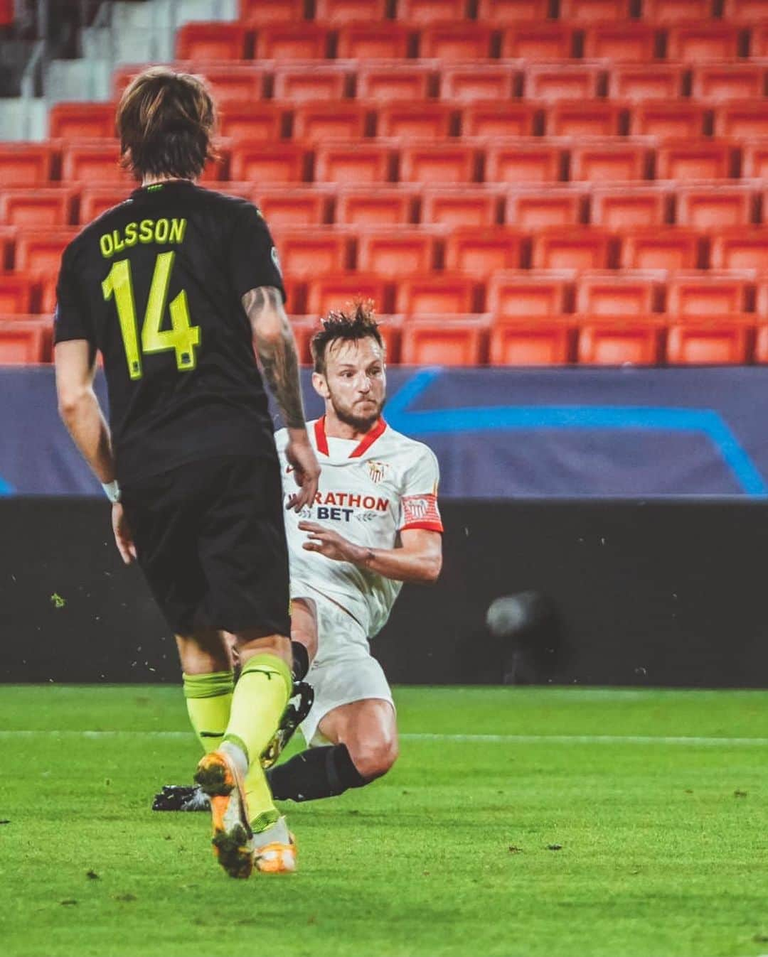 イヴァン・ラキティッチさんのインスタグラム写真 - (イヴァン・ラキティッチInstagram)「Que equipo, que partido, que orgullo! #VamosMiSevilla! 🔥👊🏼⚽️ #IvanRakitic #championsleague @sevillafc」11月5日 8時01分 - ivanrakitic