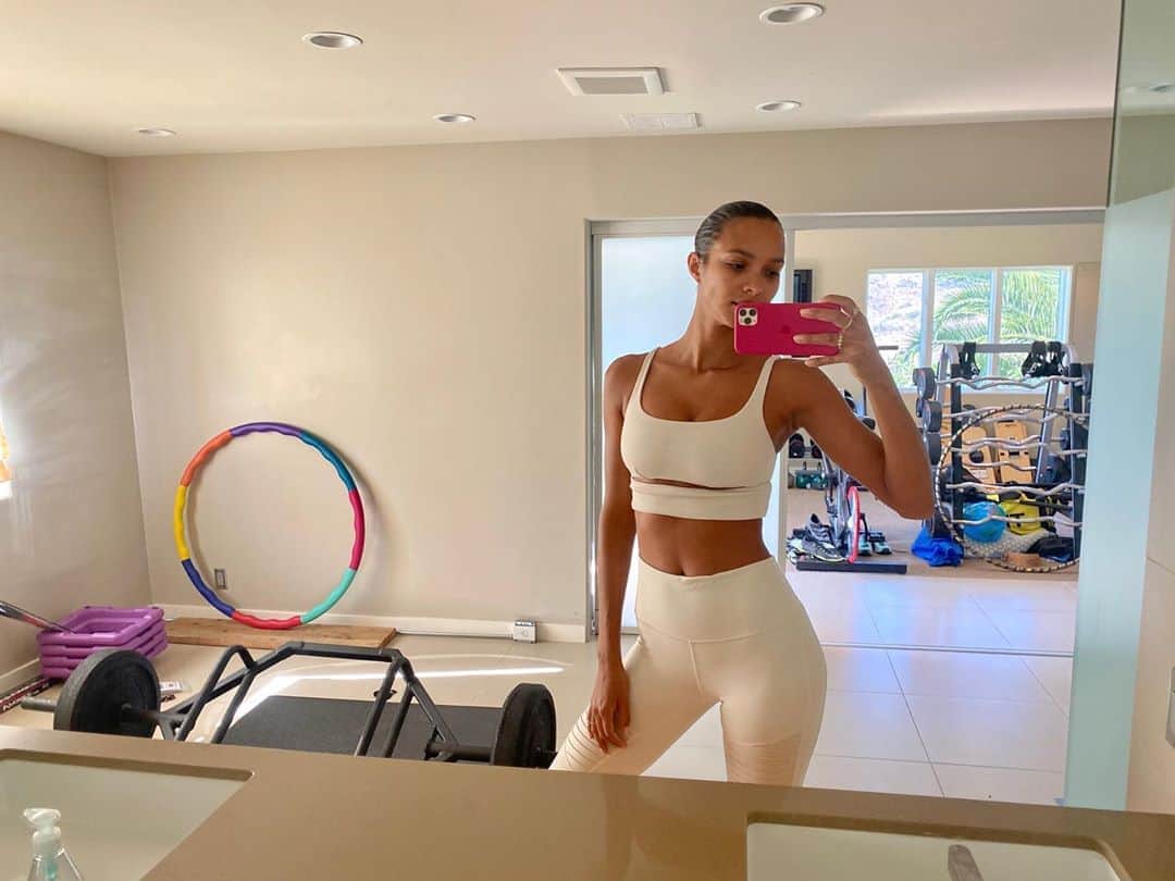 ライス・リベイロのインスタグラム：「Workout ✅ @aloyoga #alopartner」