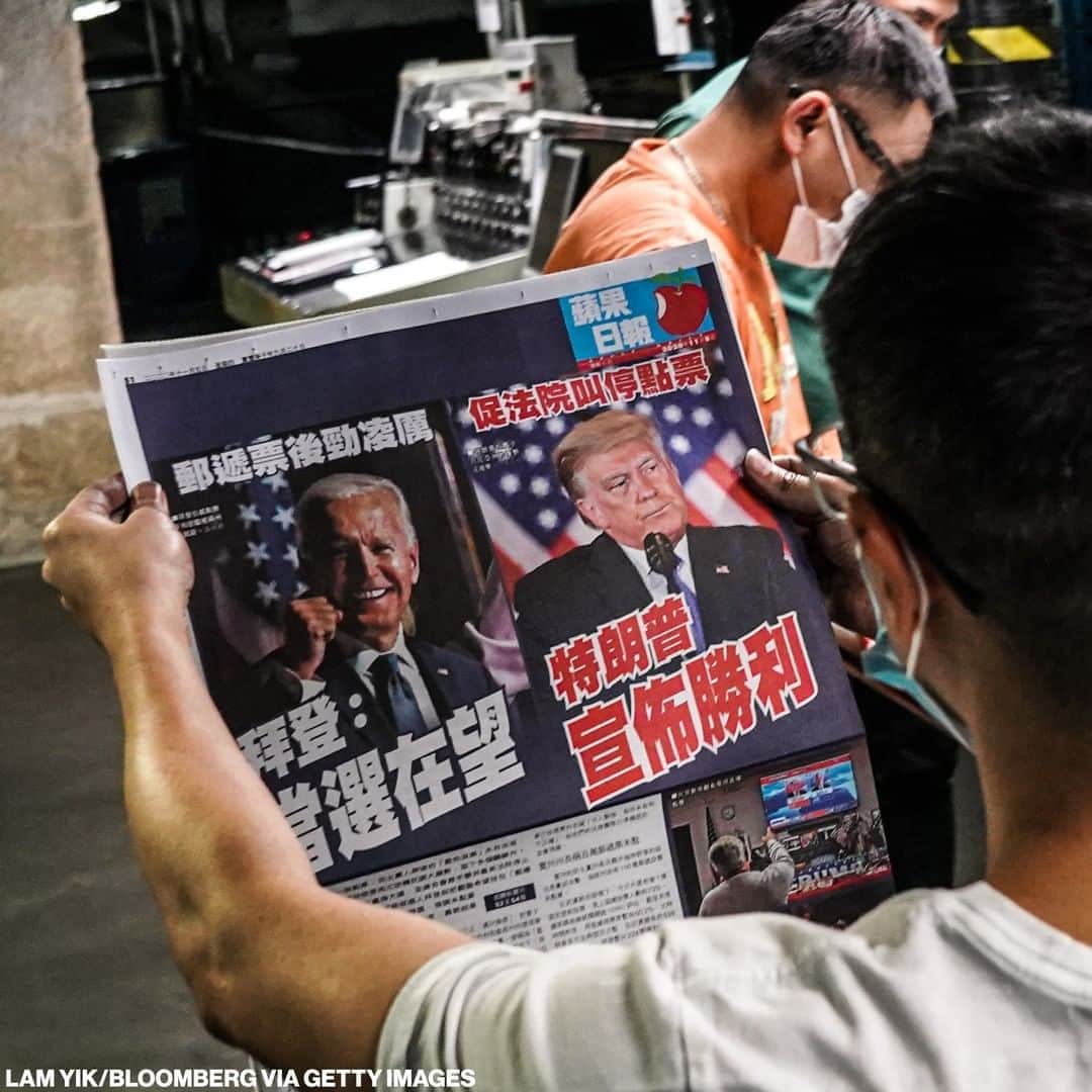 ABC Newsさんのインスタグラム写真 - (ABC NewsInstagram)「The world is watching: Employees of the Apple Daily newspaper in Hong Kong inspect Thursday's edition, with U.S. election coverage on its front page. #Election2020」11月5日 8時11分 - abcnews