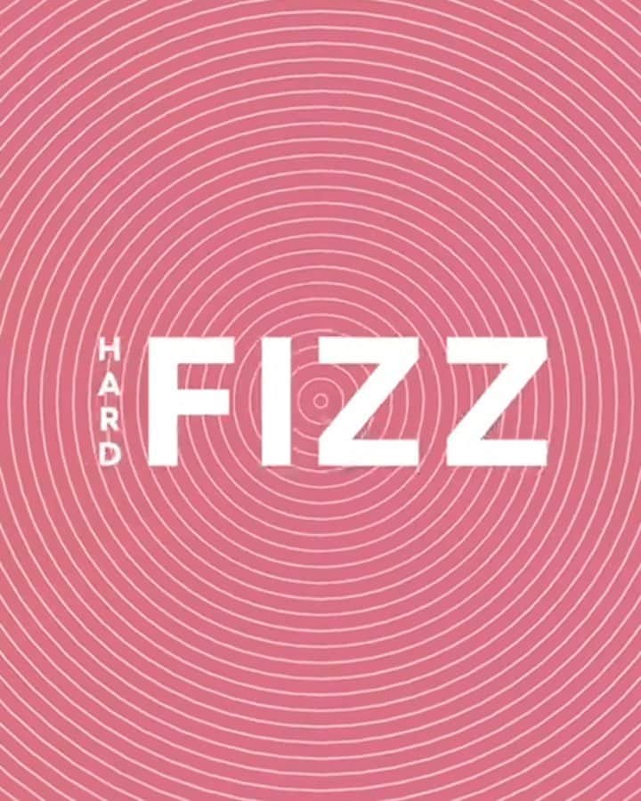 ローラ・エンバーのインスタグラム：「HELLO @HARD_FIZZ !! The Fizz fam are so excited to introduce FIZZ Hard Seltzer 🍊🍋 Just in time for summer!!! LET’S GET FIZZY!」