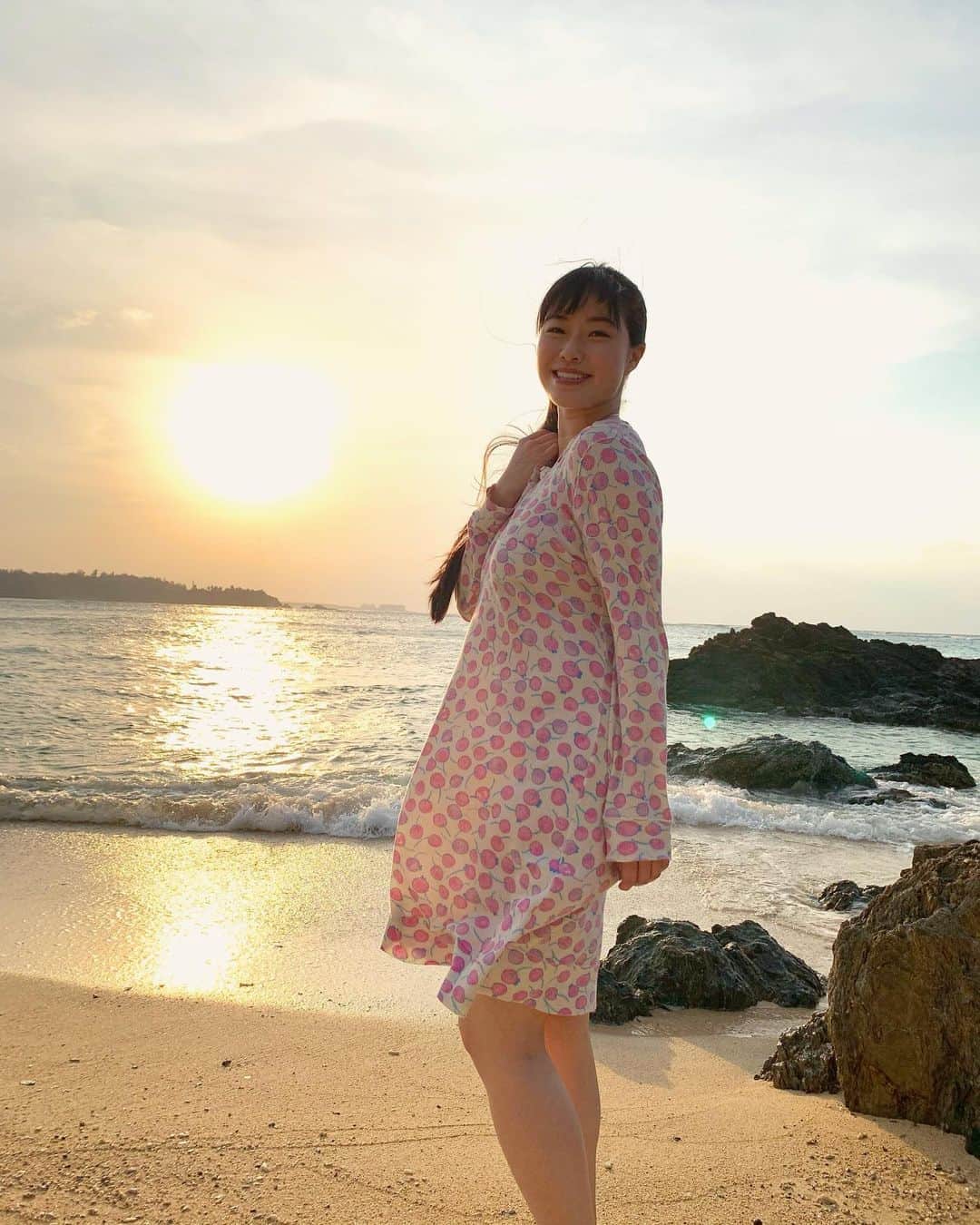 小田飛鳥のインスタグラム：「#沖縄 #okinawa #beach #sea #sunset #夕日」