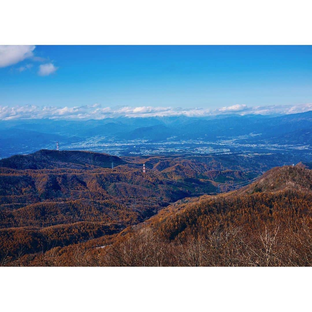 牧野紗弥さんのインスタグラム写真 - (牧野紗弥Instagram)「群馬にある黒檜山へ。 赤城山から縦走して駒ヶ岳へ渡るルート、計5時間登山を楽しみました😍 初心者の私と娘のペースが保てるように、 @akira_shimano さん、 @chiaki_mitsui さん、新楽さんがサポートして下さり、本当に心強かったです✨ 途中 #YAMAP というアプリを使い、ルートや時間を確認する嶋野さんに娘は興味津々。トイレの場所や、登山ルート、分岐まで何分かかる、現在地など情報が分かり易くてかなり便利なアプリの様です☝🏻💡 数キロある登山リュックを担いで登った達成感はひとしお💛山頂からの眺めも格別で、まさに頑張ったご褒美ですね😊 登山のもう一つの楽しみは山で食べるご飯とコーヒー🎵今回は準備不足で色々頂いてしまいました😂🙏🏻娘はこの時食べたカップラーメンが忘れられない様です💛 冬の間に体力をつけて、また来年登山に挑戦したいと思います✌🏻✌🏻✌🏻 🟣私と娘 登山服&靴 @thenorthfacejp リュック @yamatomichi  サコッシュ @smoothy_official  #登山#ノースフェイス#山と道#ノースフェイスコーデ #スノーピーク#赤城山#黒檜山#縦走」11月5日 8時15分 - makinosaya