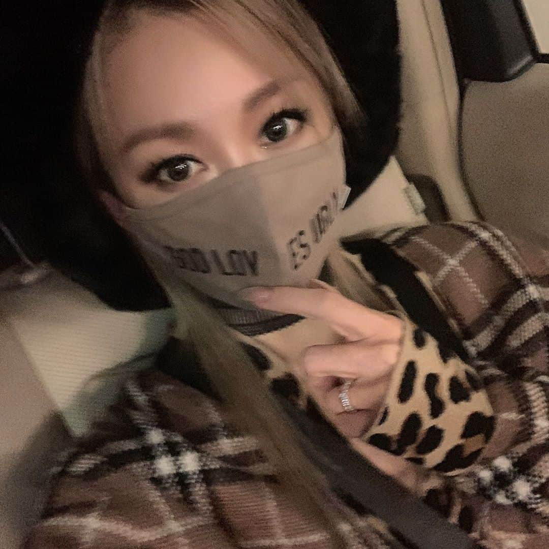 倖田來未さんのインスタグラム写真 - (倖田來未Instagram)「.﻿ ベージュ😷﻿ ﻿ #fashion #ootd #burberry #gyda #カラコン #loveil #kodakumi #倖田來未」11月4日 23時25分 - kodakumi_official