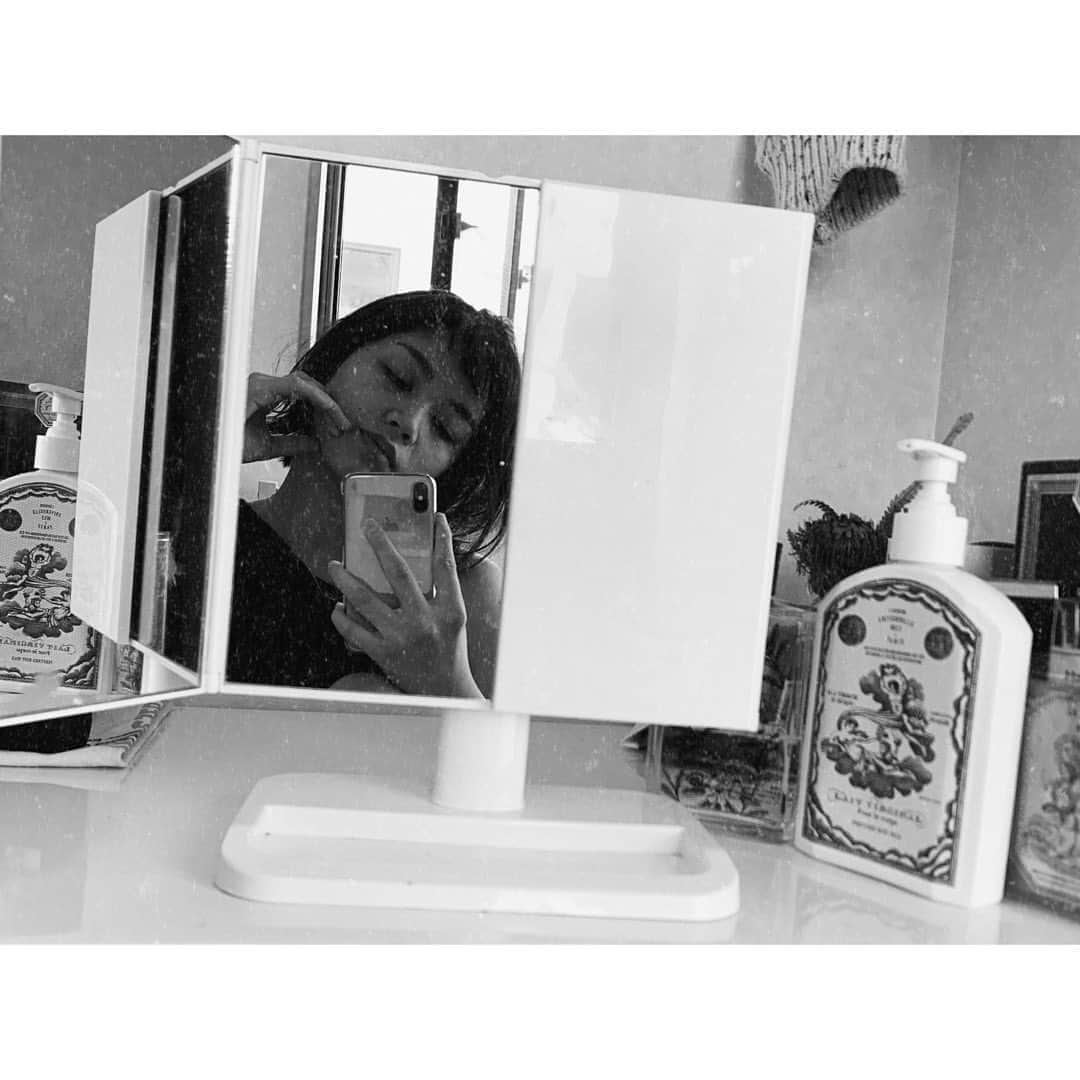 Anlyさんのインスタグラム写真 - (AnlyInstagram)「woman in the mirror🌹 ・ ・ ・ ・ モノクロマジック」11月4日 23時17分 - anly_singer