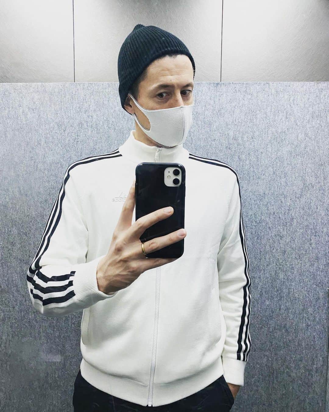 森豪士のインスタグラム：「. ちょっとコンビニへ🕺🏼 昨日から引き続きコソ泥風ニット帽にadidasのジャージ😏🇩🇪 これゴルフウェアなんだけど完璧普段使いでも行けちゃう👍🏽 早くゴルフでも使いたい⛳️ #アディダスゴルフ #スリーストライプス #giftedbyadidas @adidasgolf  @adidastokyo」