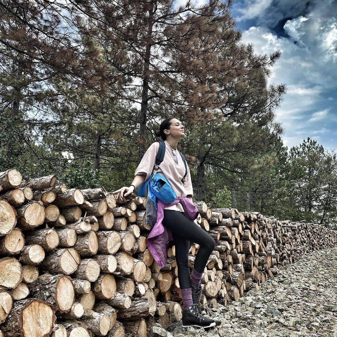Sedef Avciのインスタグラム：「Dünyanın derin bir nefes almaya ihtiyacı var 🌲」